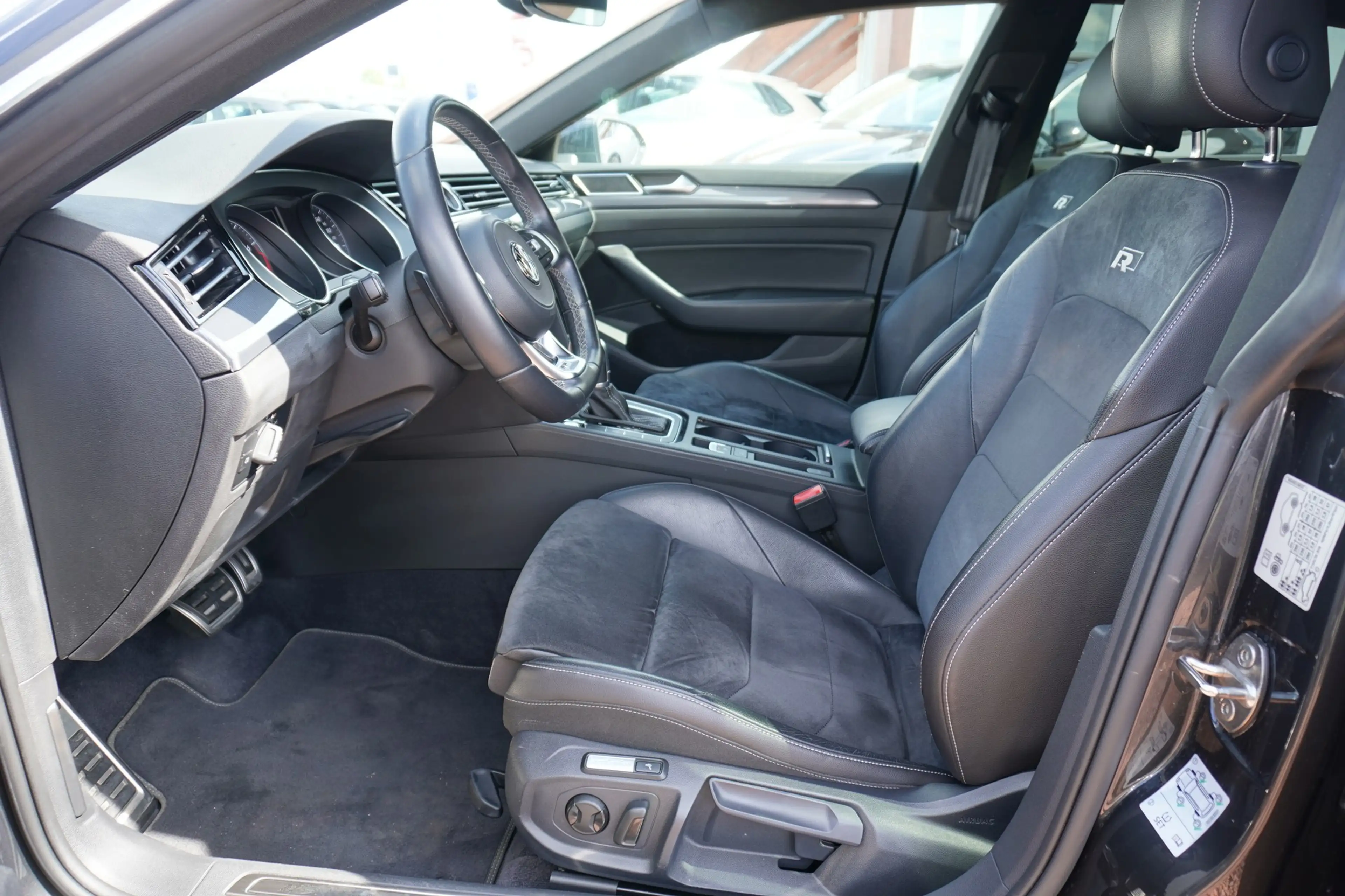 Volkswagen Arteon 2.0 R-Line DSG LED Navi 4x Sitzheizung — photo 11