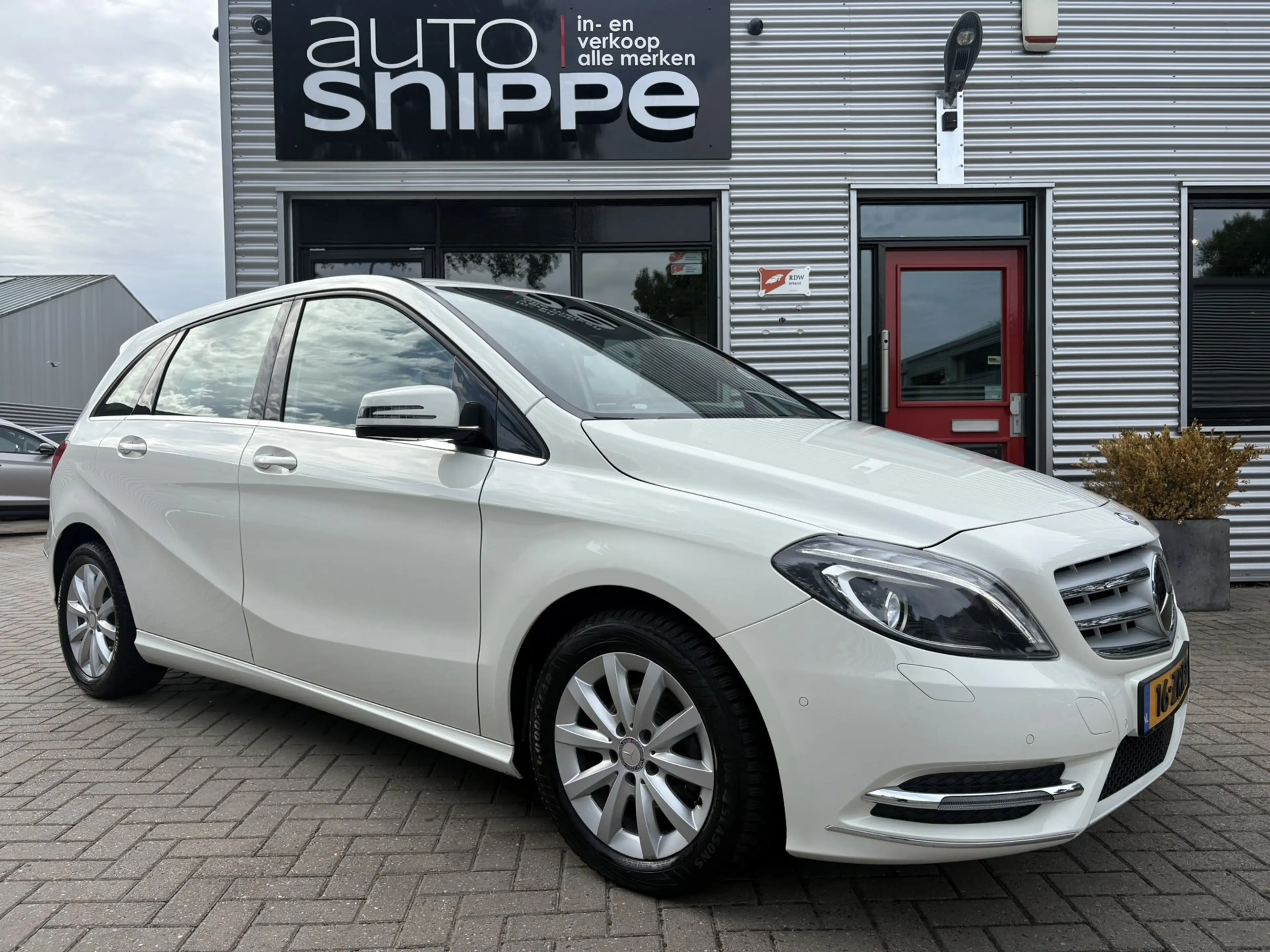 Mercedes-Benz B 180 Ambition -AUTOMAAT-DEALER ONDERHOUDEN-1STE EIGENAA — photo 2