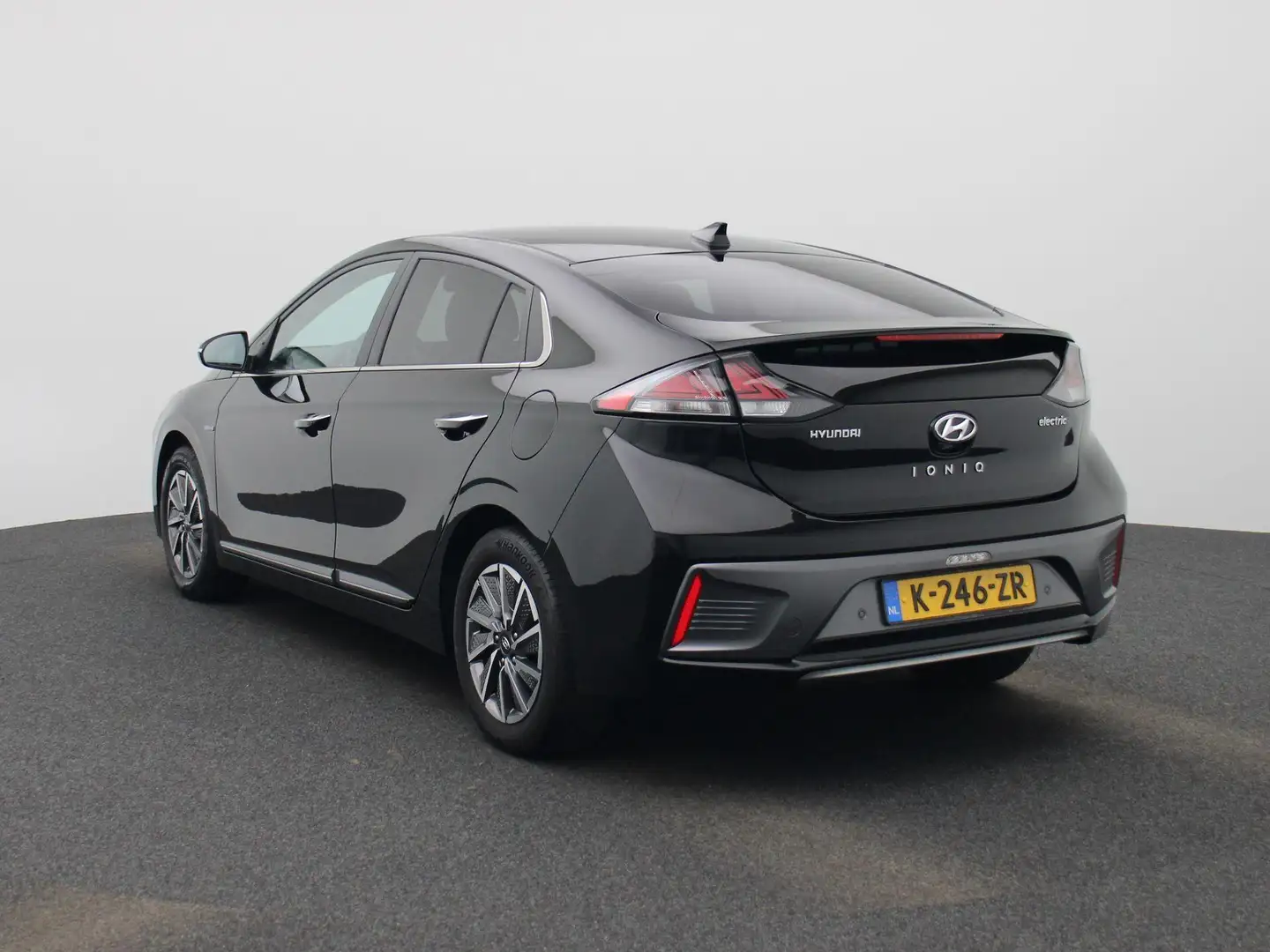 Hyundai IONIQ Comfort EV 38 kWh AUTOMAAT | NAVIGATIE | CAMERA | Zwart - 2
