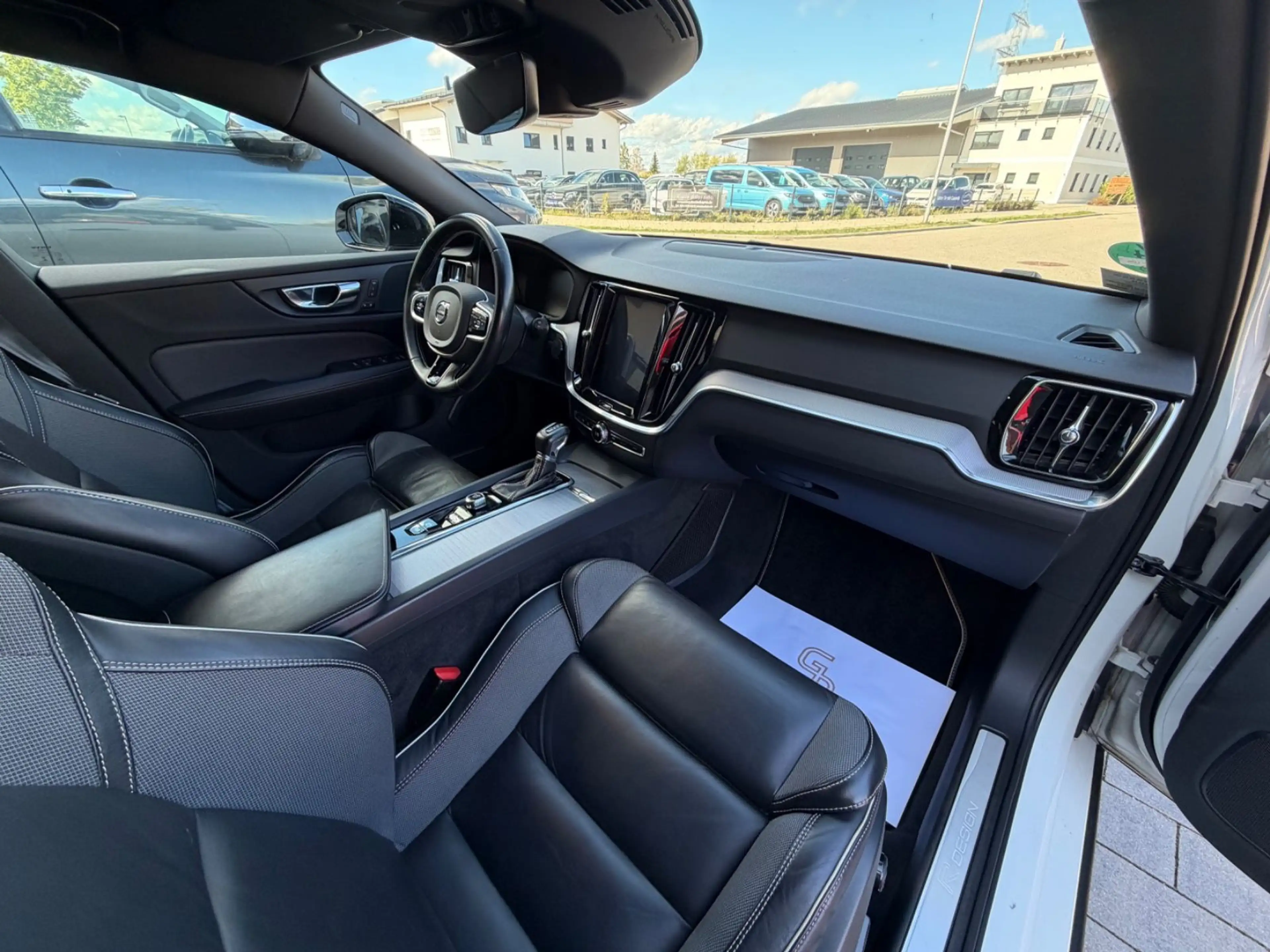 Volvo V60 Kombi R Design LED LEDER NAVI AUTOMATIK — photo 11