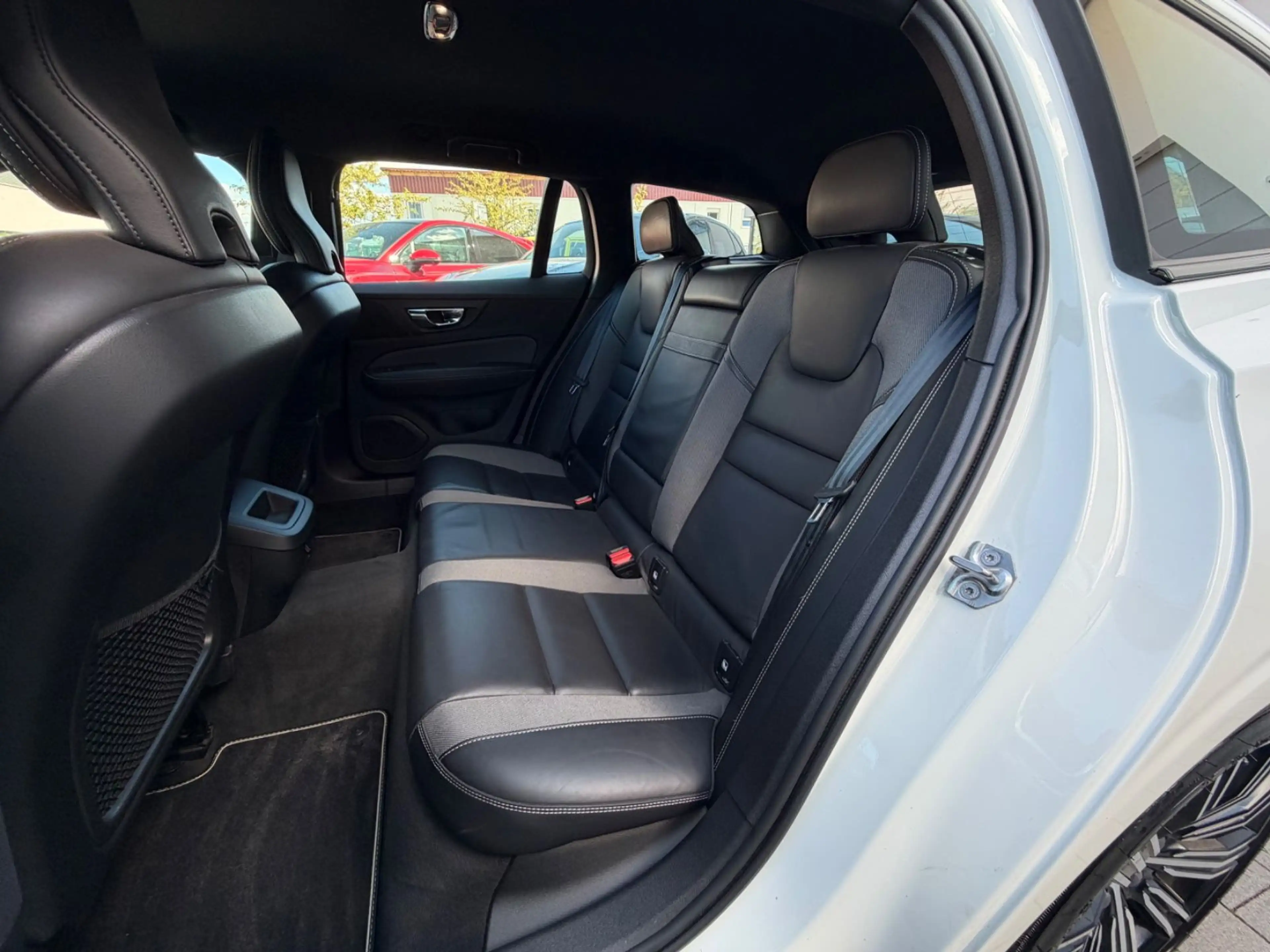 Volvo V60 Kombi R Design LED LEDER NAVI AUTOMATIK — photo 15