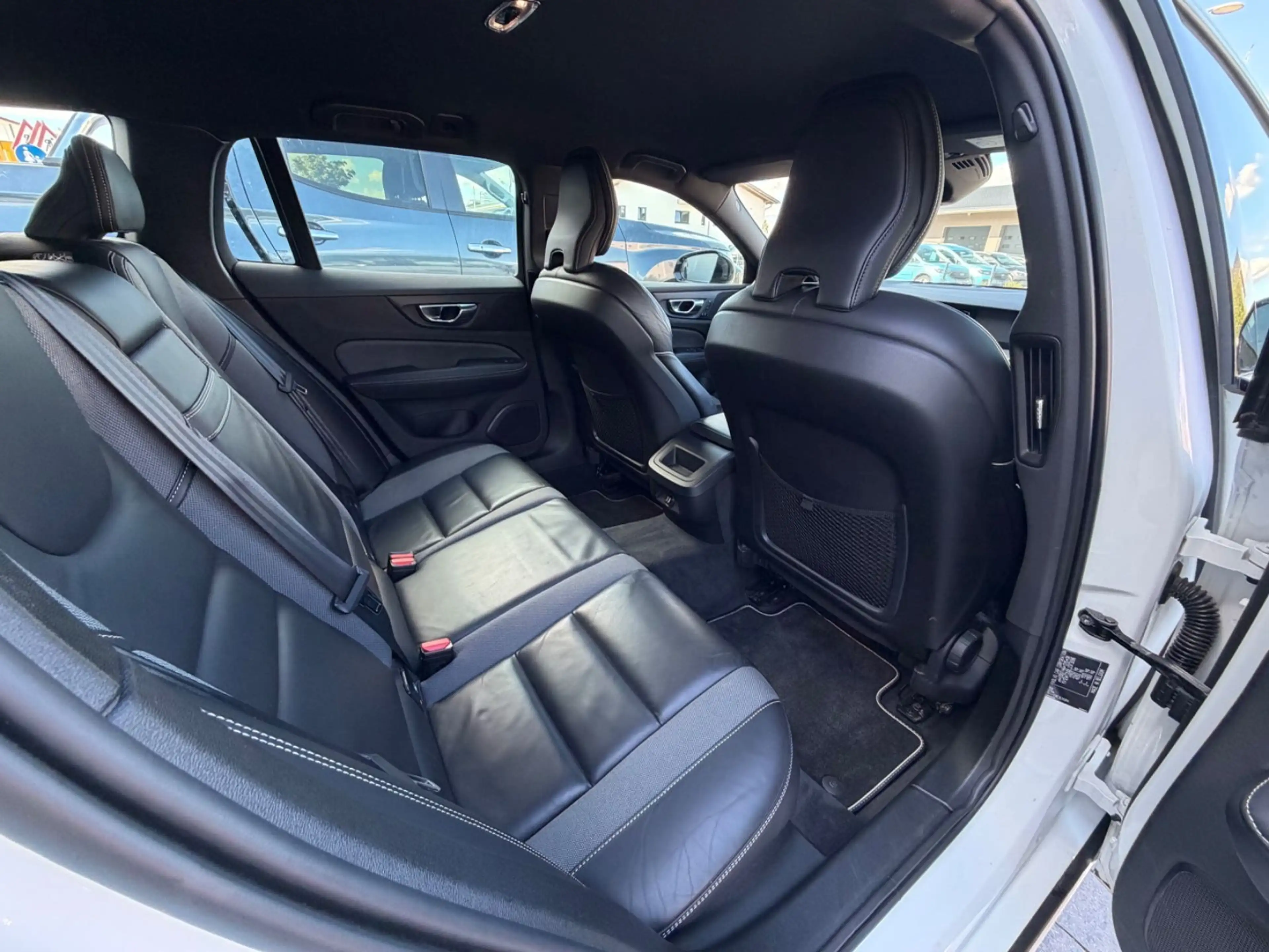 Volvo V60 Kombi R Design LED LEDER NAVI AUTOMATIK — photo 14