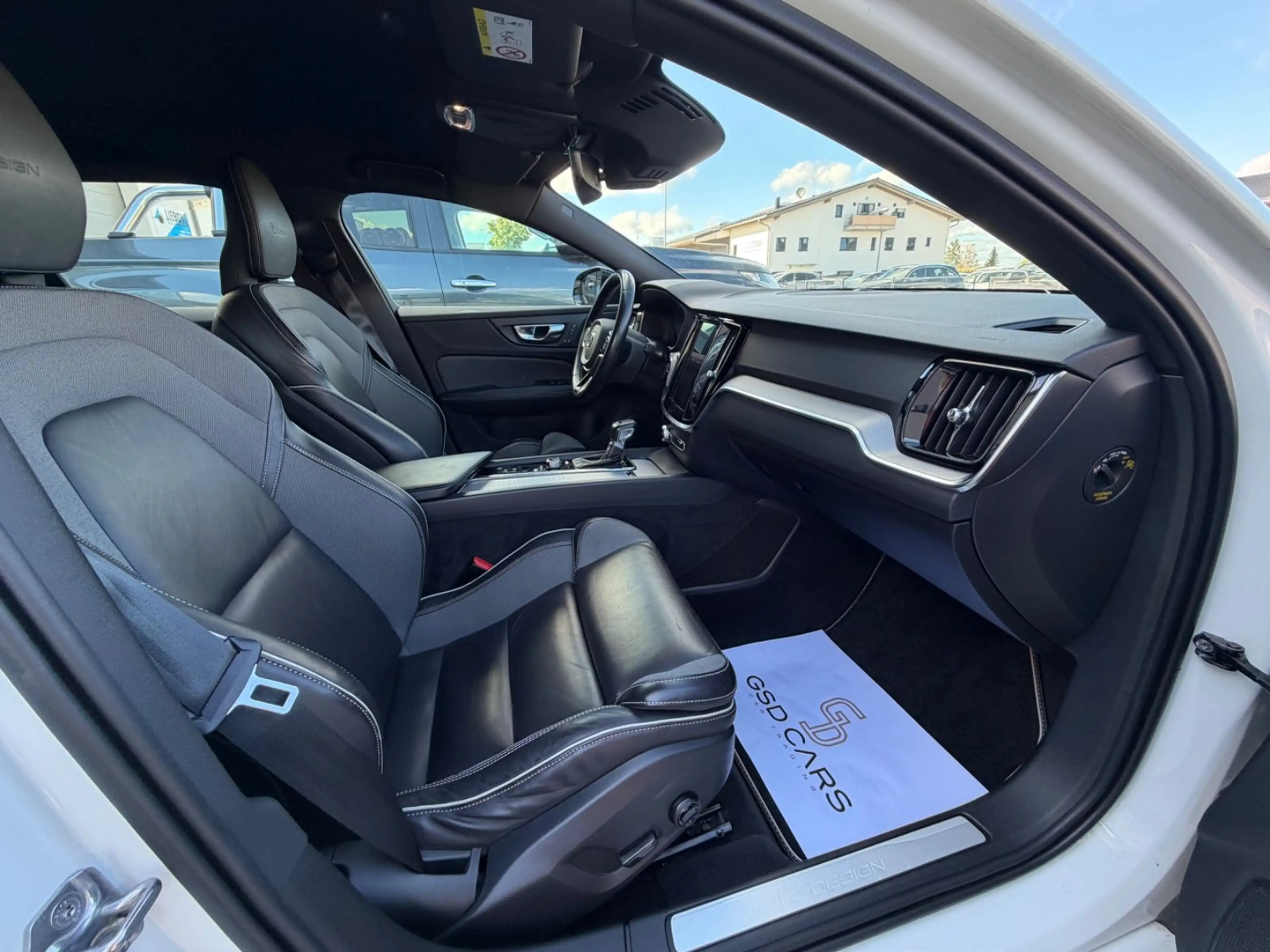 Volvo V60 Kombi R Design LED LEDER NAVI AUTOMATIK — photo 12
