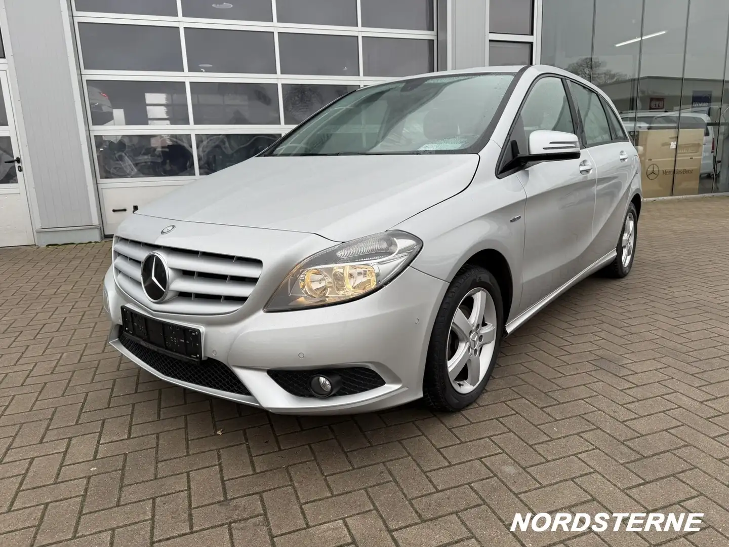 Mercedes-Benz B 180 B 180 d Style Chrompaket AHK Navi Sitzheizung Silber - 2