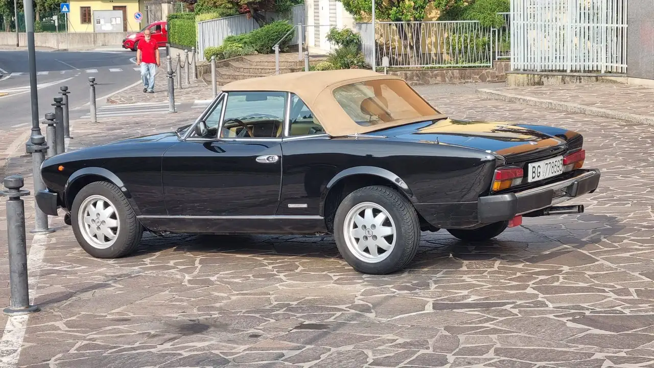 Fiat 124 Spider versione Azzurra Spider Europa, foto 3