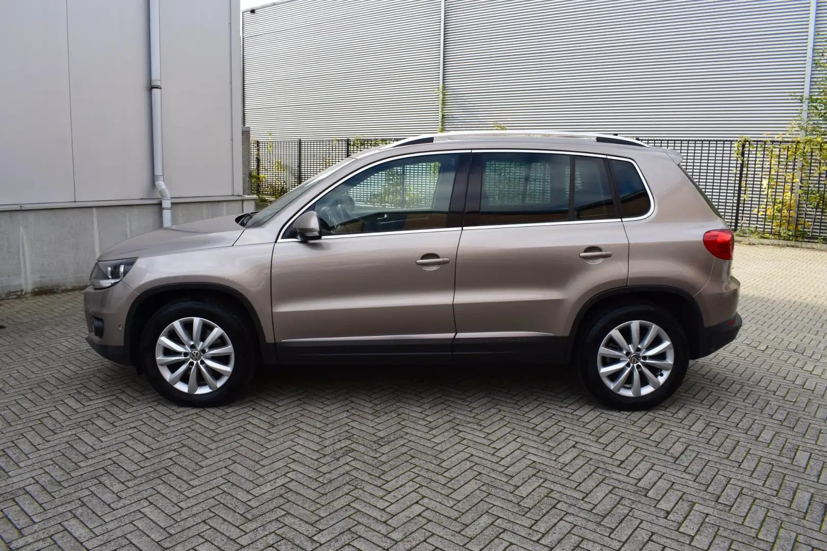 Volkswagen Tiguan 1.4 TSI Sport&Style 12 mnd GARANTIE Park Asist ( z Beige - 2