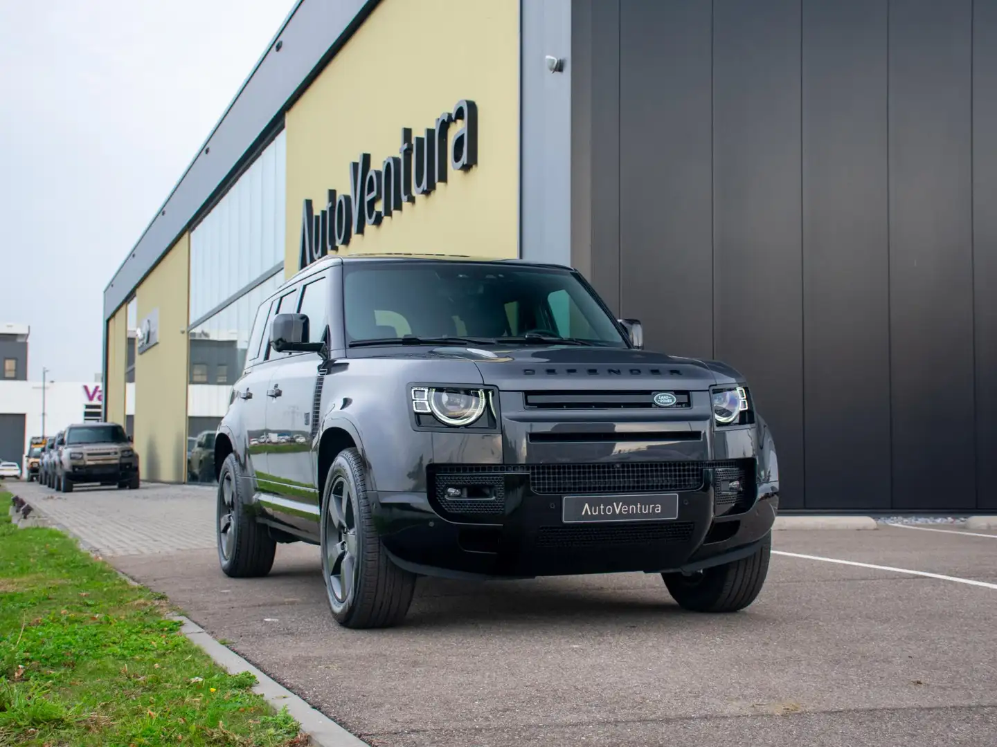 Land Rover Defender 110 2.0 P300e 110 X-Dynamic SE l 6 Persoons l Schu Grau - 2