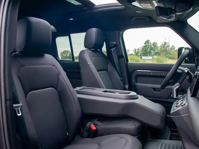 Land Rover Defender view 12