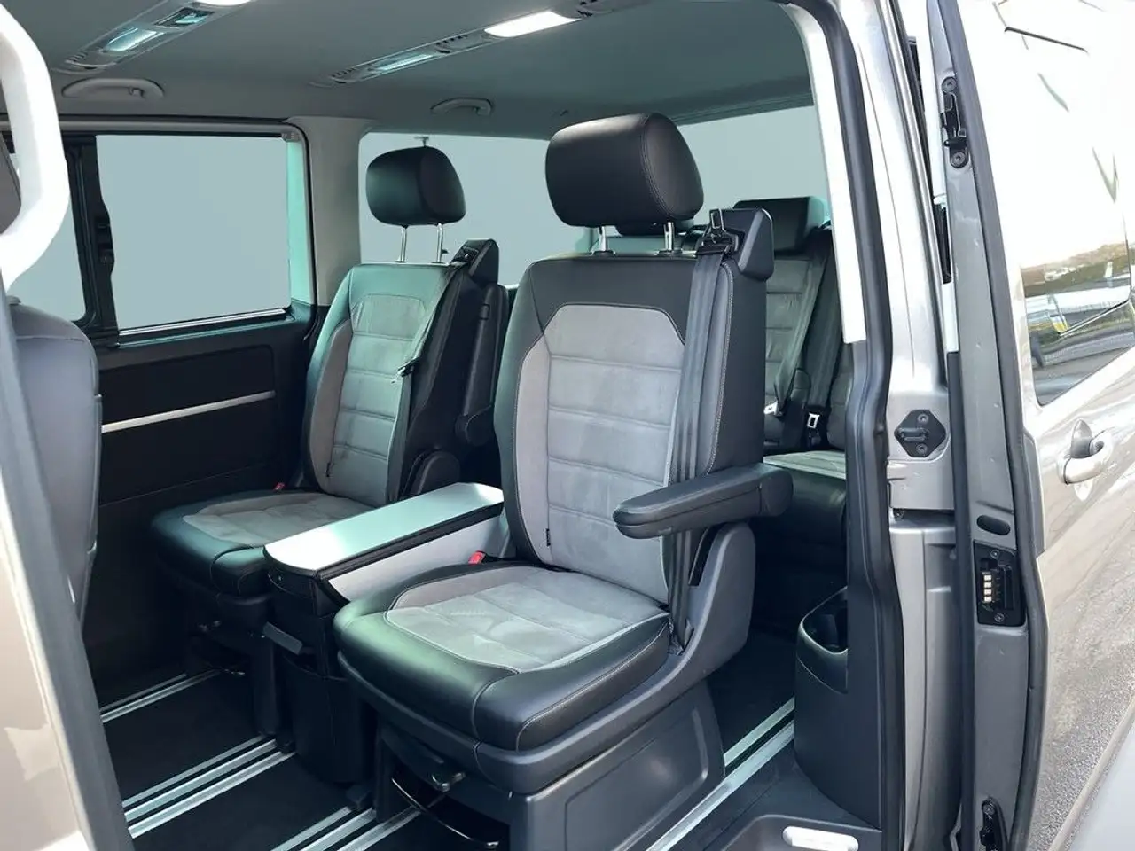 Volkswagen T6.1 Multivan 2.0 TDI Comfortline DSG 4MOTION 20