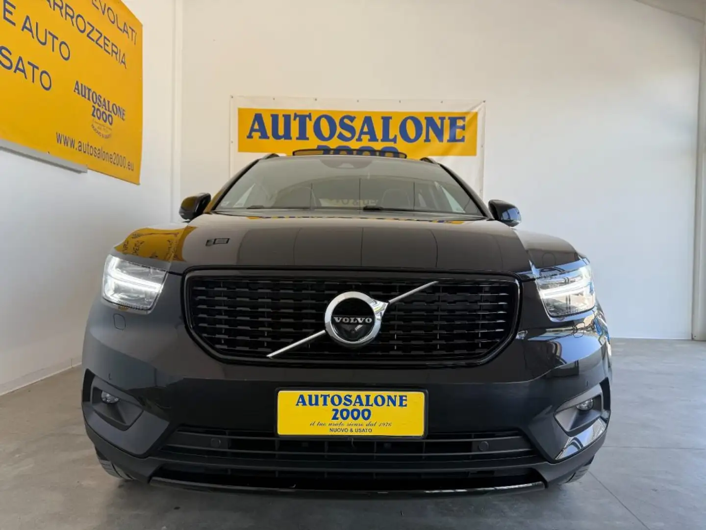 Volvo XC40 B4 AWD Geartronic R-design TETTO/CERCHI 20" Nero - 2