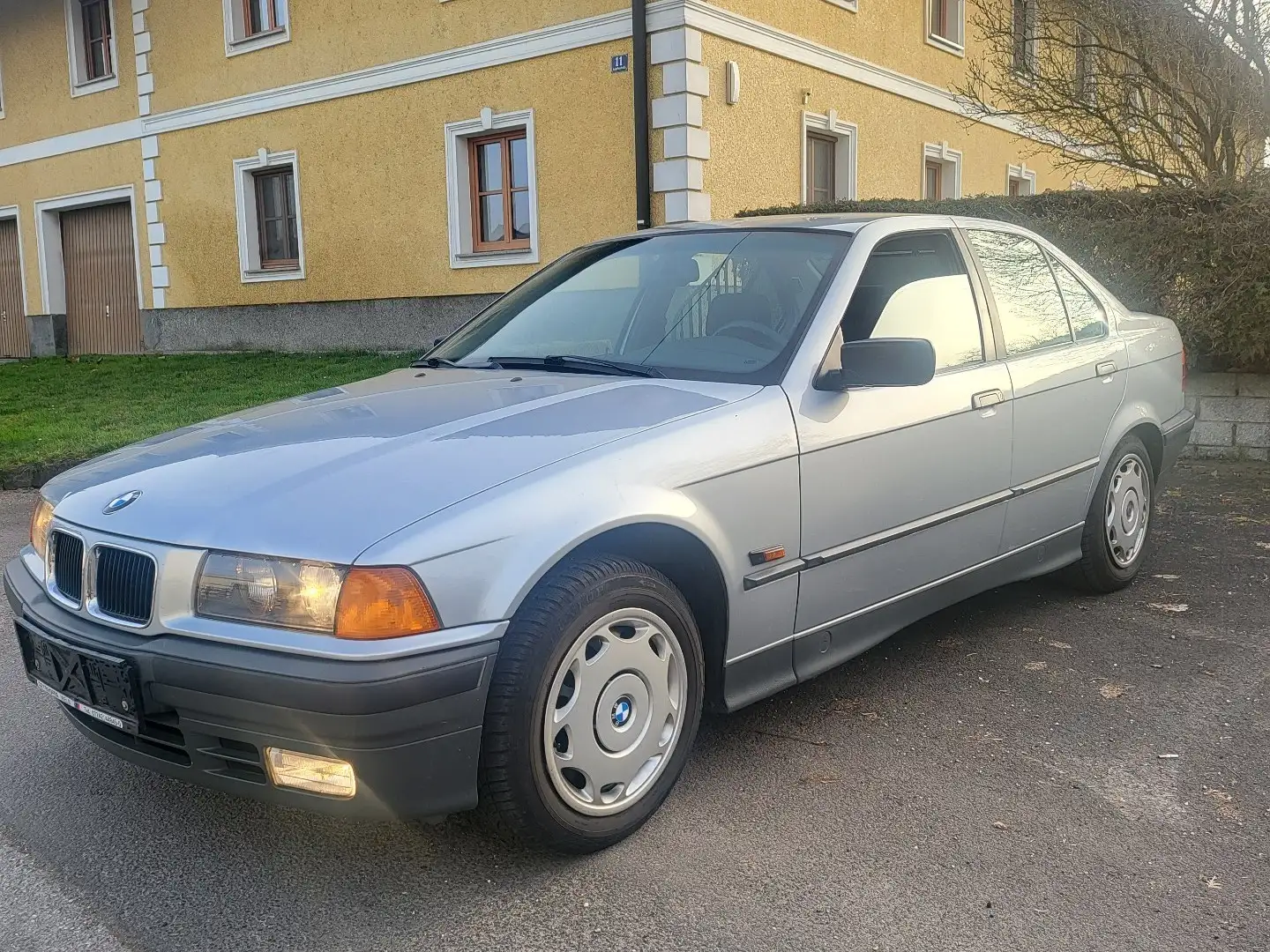 BMW 318 318i srebrna - 1