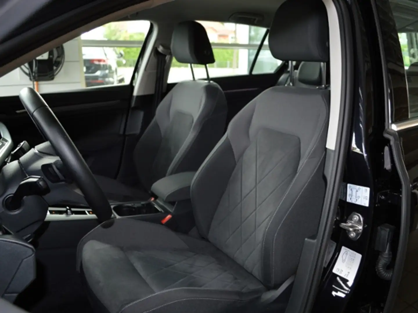 Volkswagen Golf VIII 1,5 eTSI DSG Style NAVI LED SH ALU Schwarz - 2