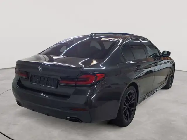 BMW 5 Series view 4