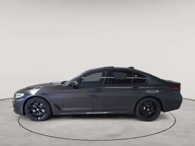 BMW 5 Series view 6