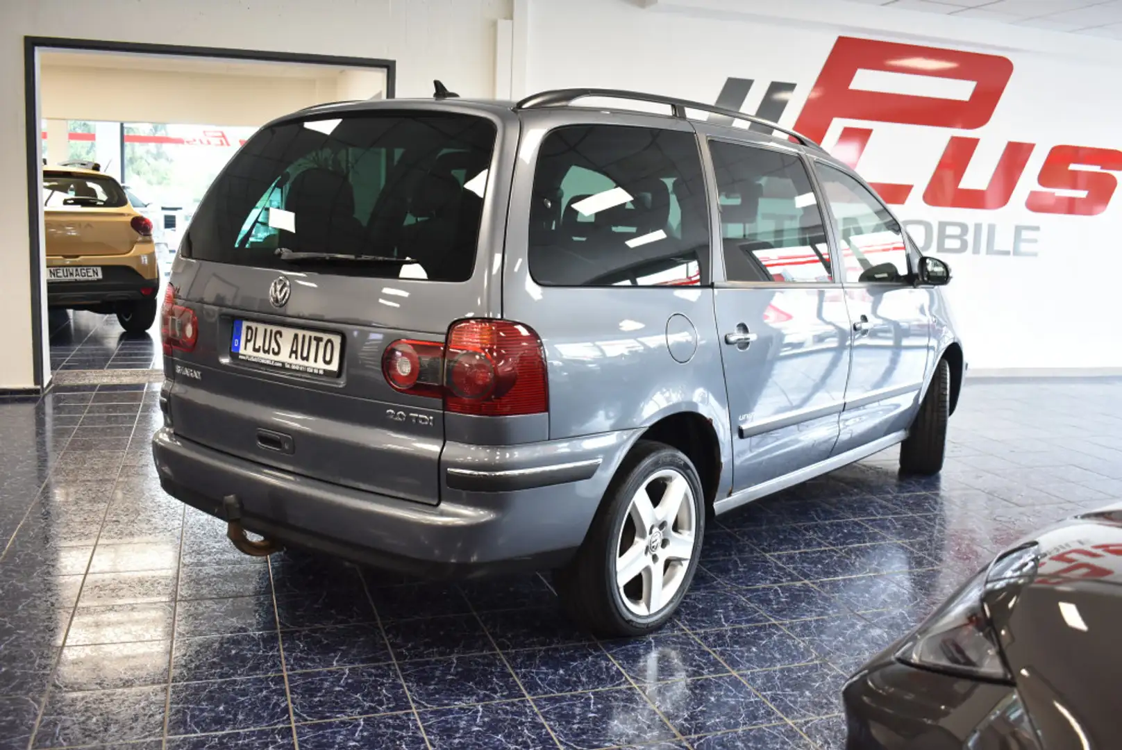 Volkswagen Sharan 2,0 TDI 7-Sitzer 1-Hand AHK Navi Tempomat Grau - 2