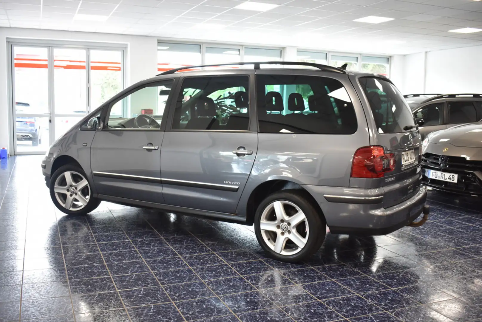 Volkswagen Sharan 2,0 TDI 7-Sitzer 1-Hand AHK Navi Tempomat Grau - 1