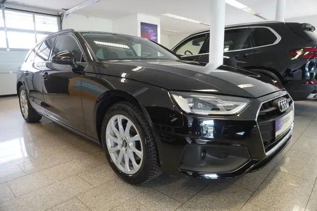 Audi A4 Avant view 3