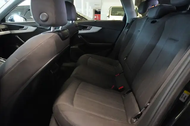 Audi A4 Avant view 9