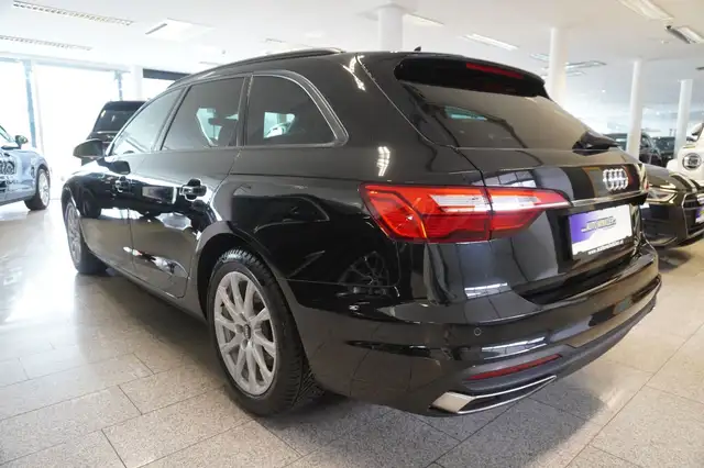 Audi A4 Avant view 4