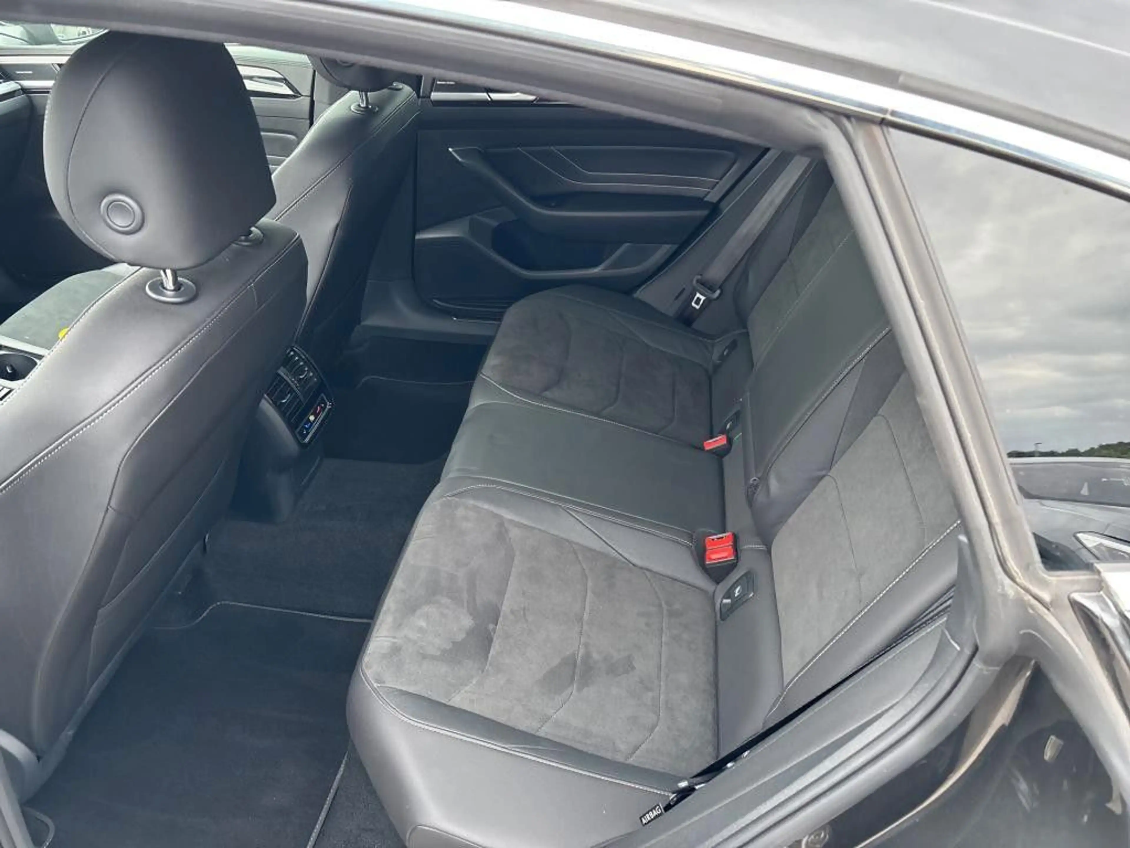 Volkswagen Arteon R-Line 2.0 TSI/IQ.LIGHT/STANDH/HARMAN/SHZ — photo 9