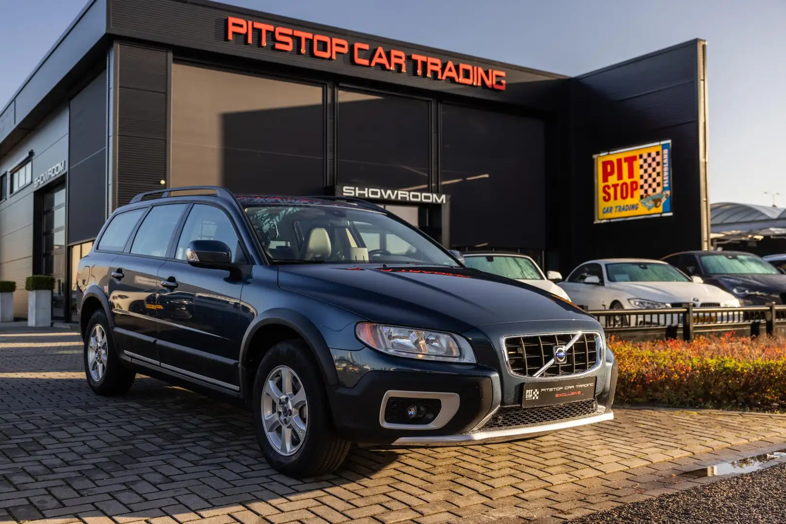 Volvo XC70 3.2, AWD, 238pk, Zwitsers, Youngtimer, Volleder, T Blau - 1