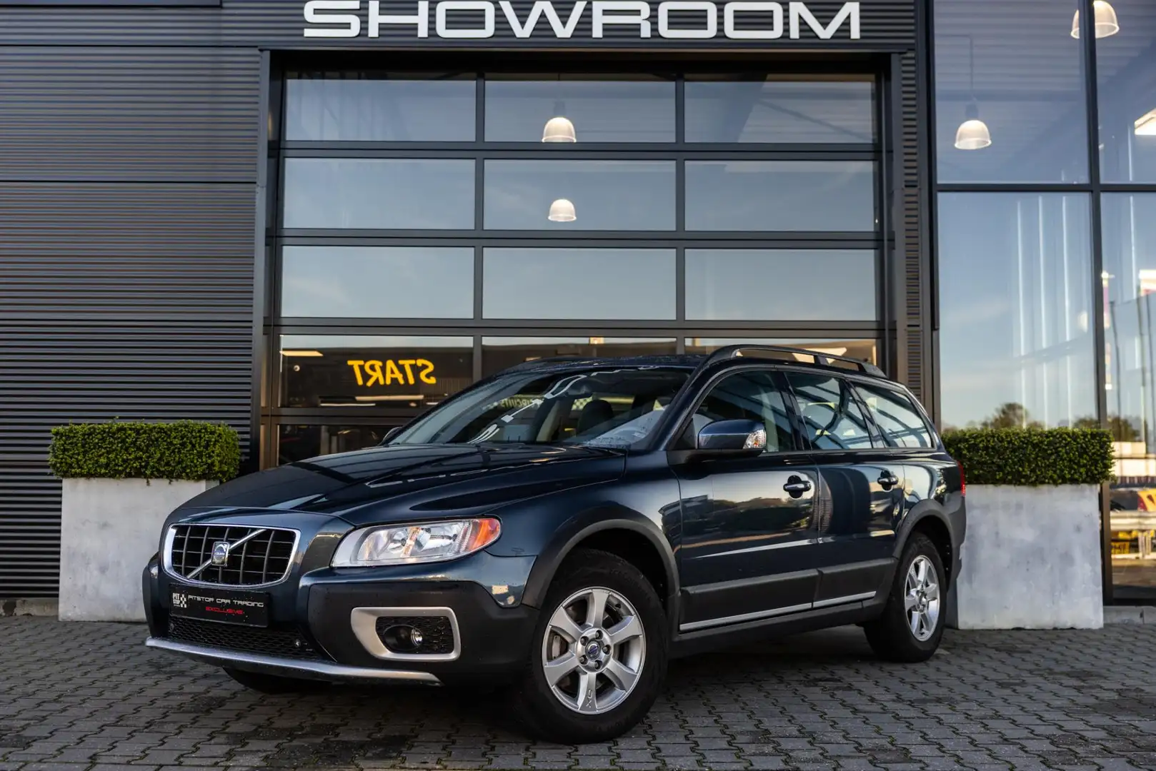 Volvo XC70 3.2, AWD, 238pk, Zwitsers, Youngtimer, Volleder, T Blau - 2
