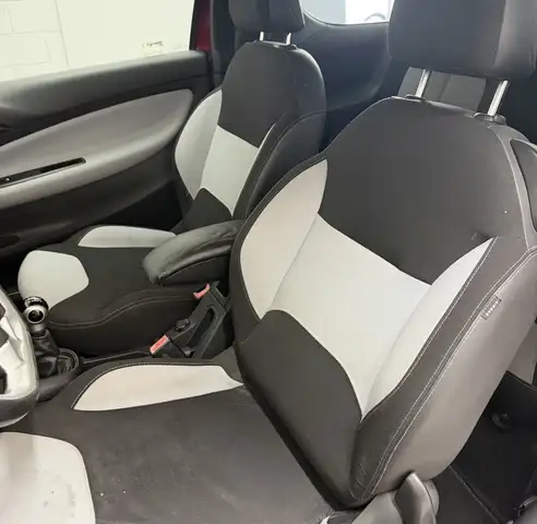 DS Automobiles DS 3 view 6