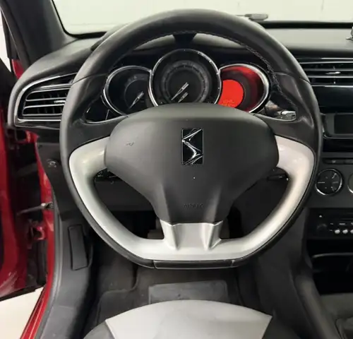DS Automobiles DS 3 view 8