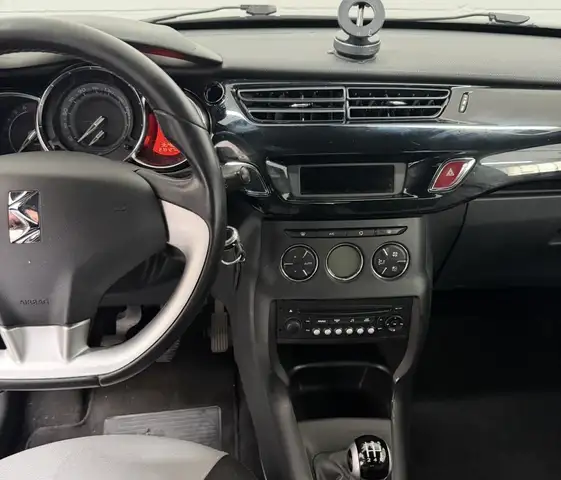DS Automobiles DS 3 view 9