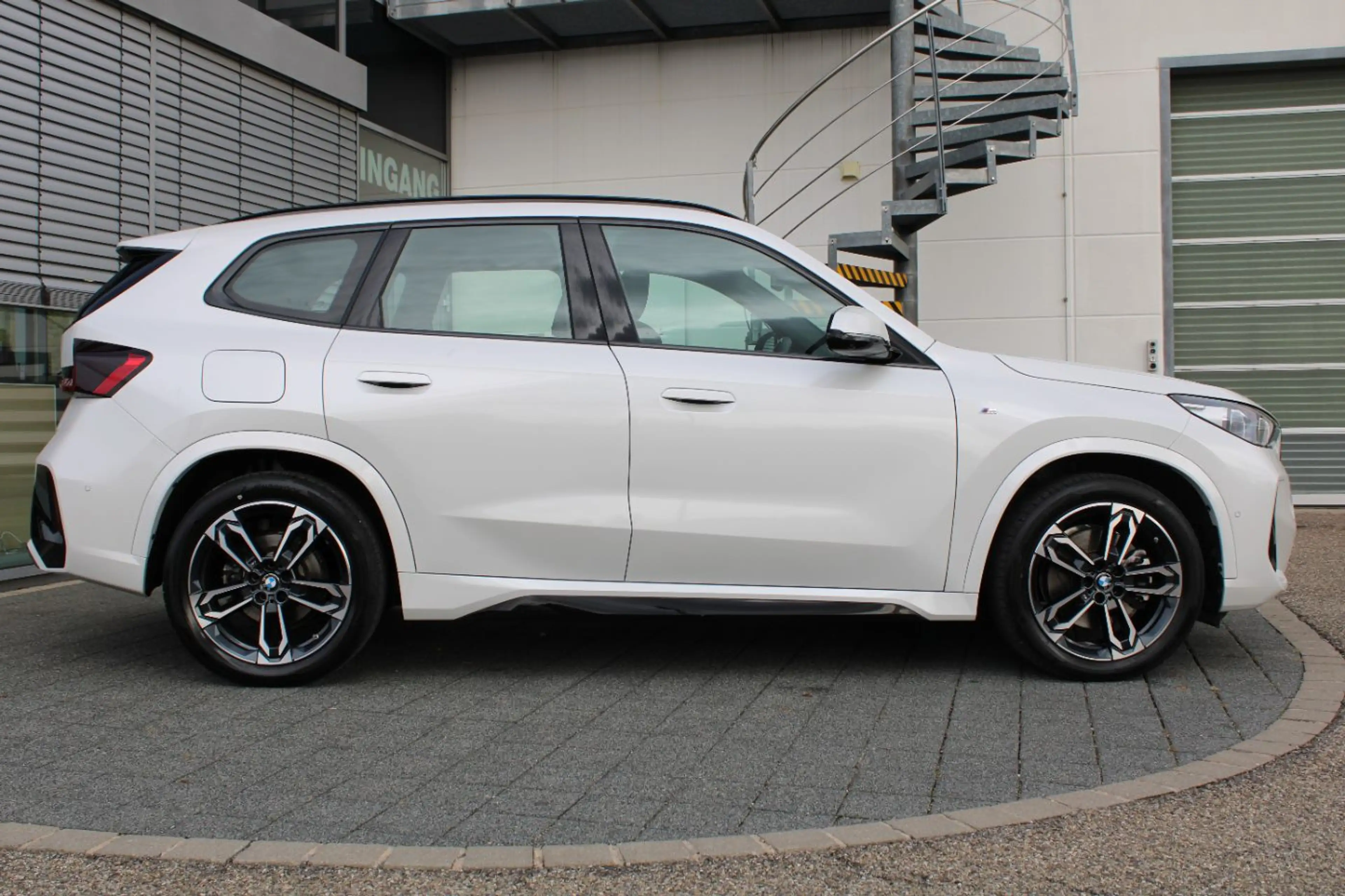 BMW X1 xDrive23i M Sport AdLED HeadUp DA+ AHK 360Cam — photo 4
