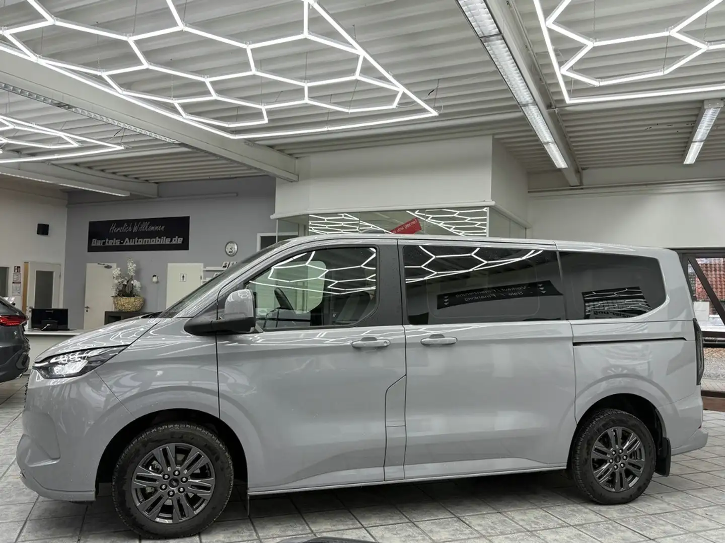 Ford Tourneo Custom Plug-in Hybrid Titanium 8-Sitzer Grau - 2