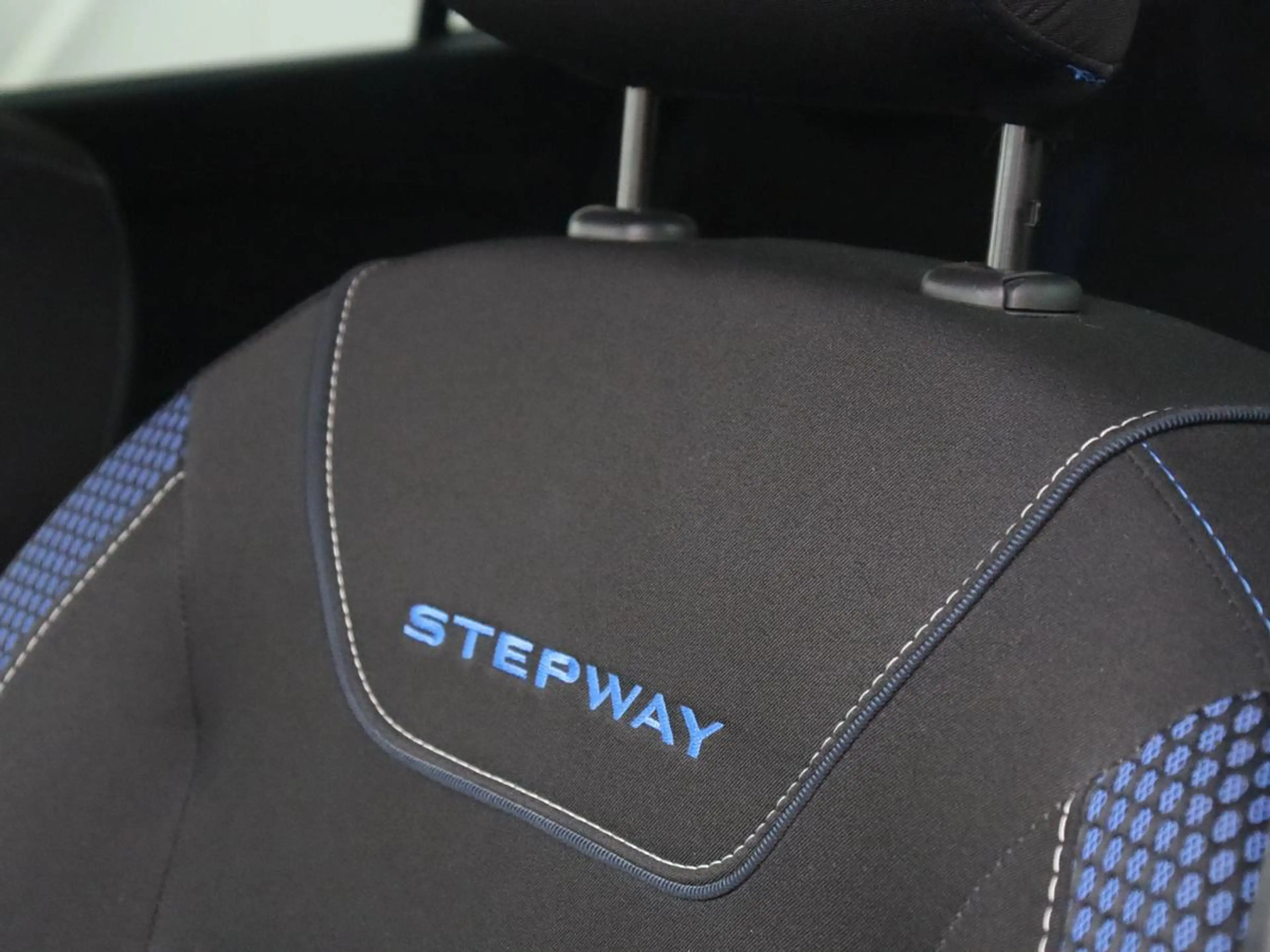 Dacia Logan MCV 1.0 TCe Bi-Fuel Stepway Serie Limitee 15th Ann — photo 7
