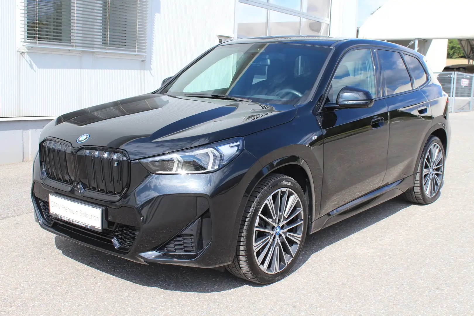 BMW iX1 xDrive30 Schwarz - 1