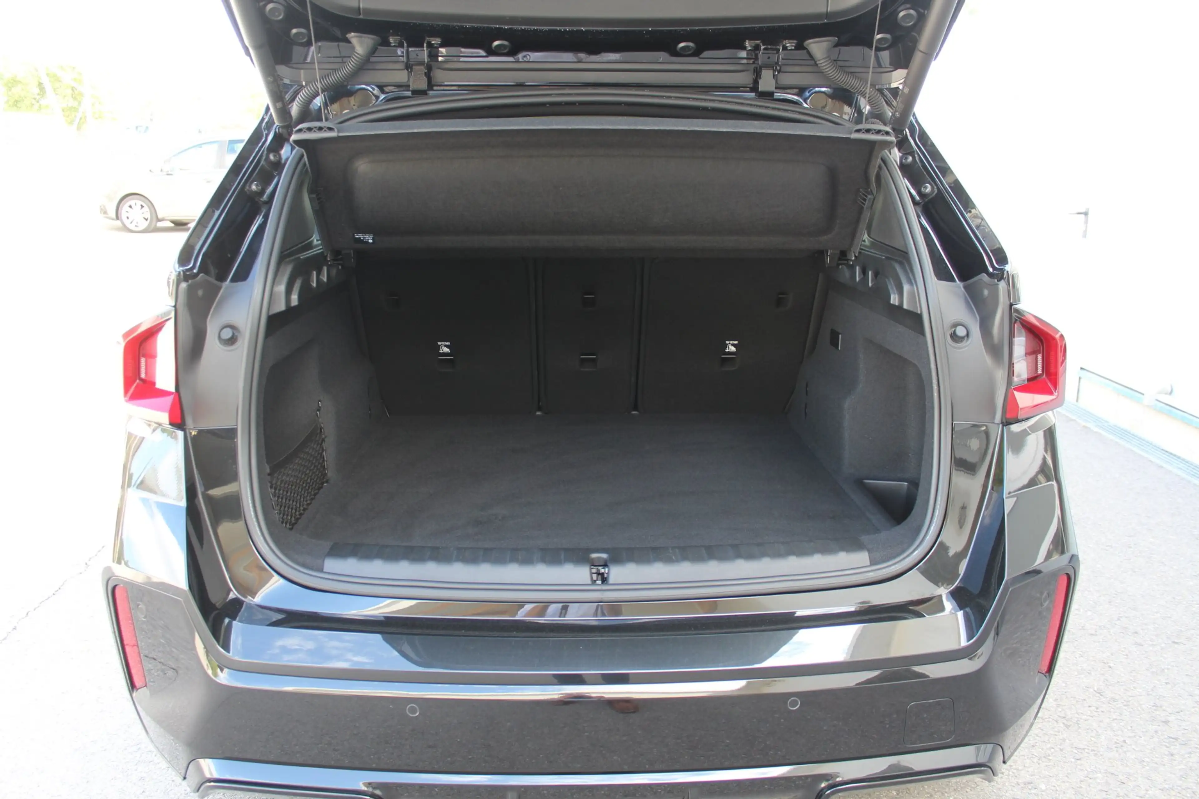 BMW iX1 xDrive30 — photo 11