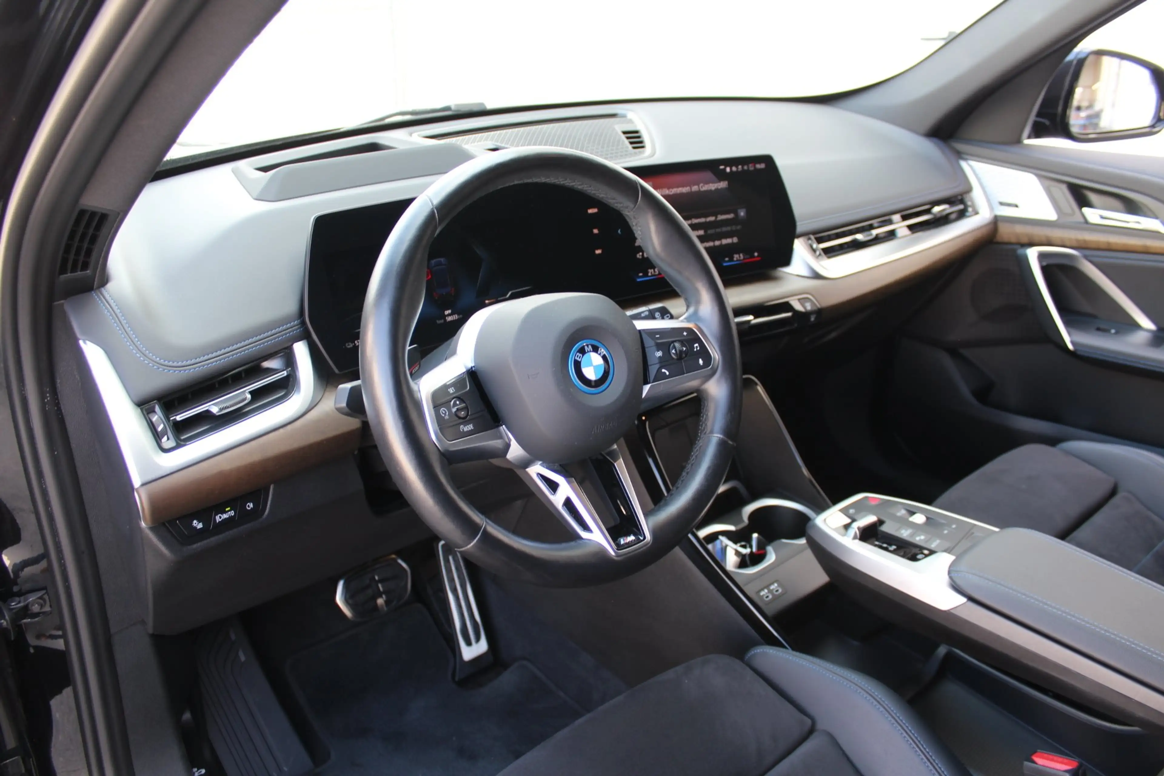BMW iX1 xDrive30 — photo 15