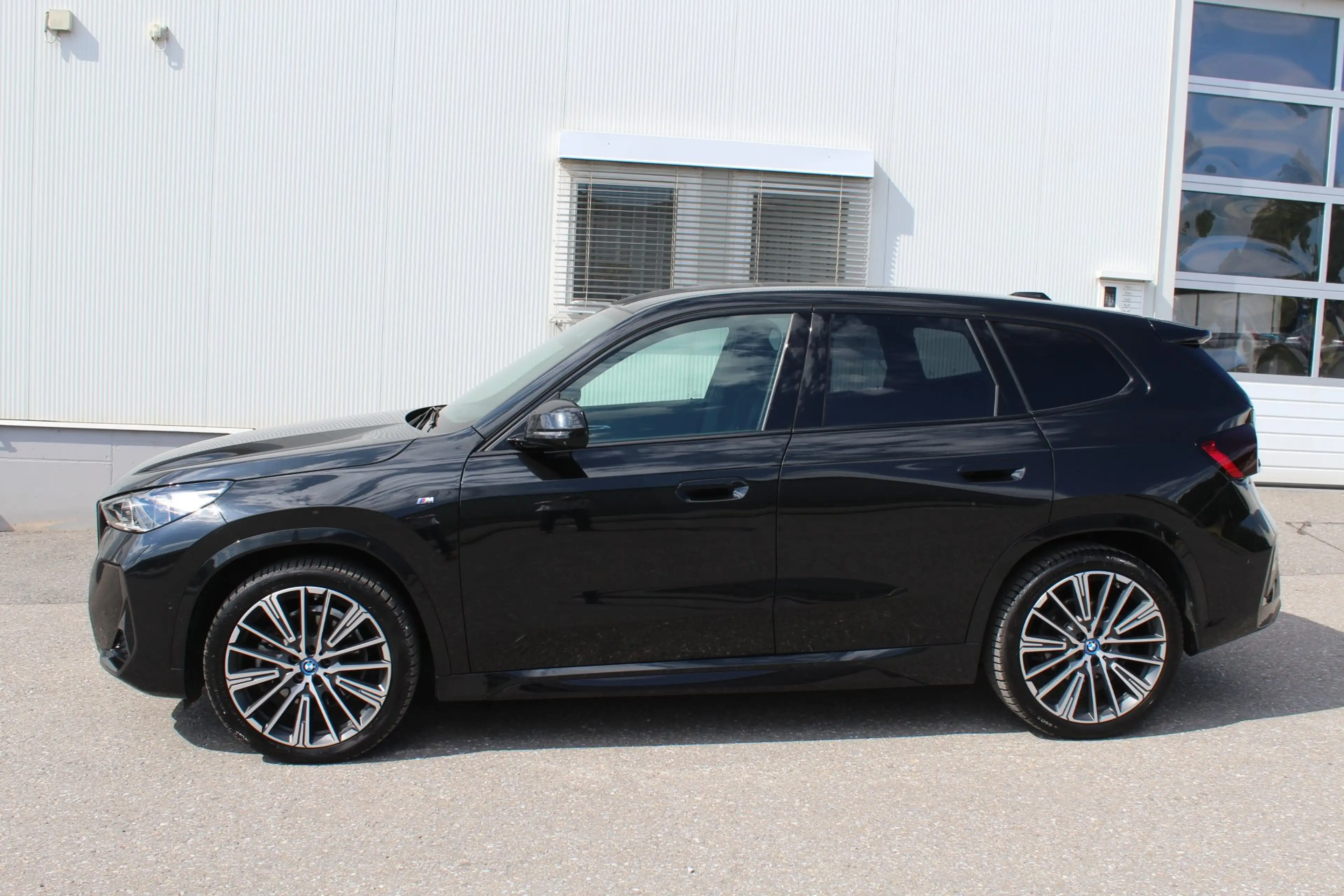 BMW iX1 xDrive30 — photo 4