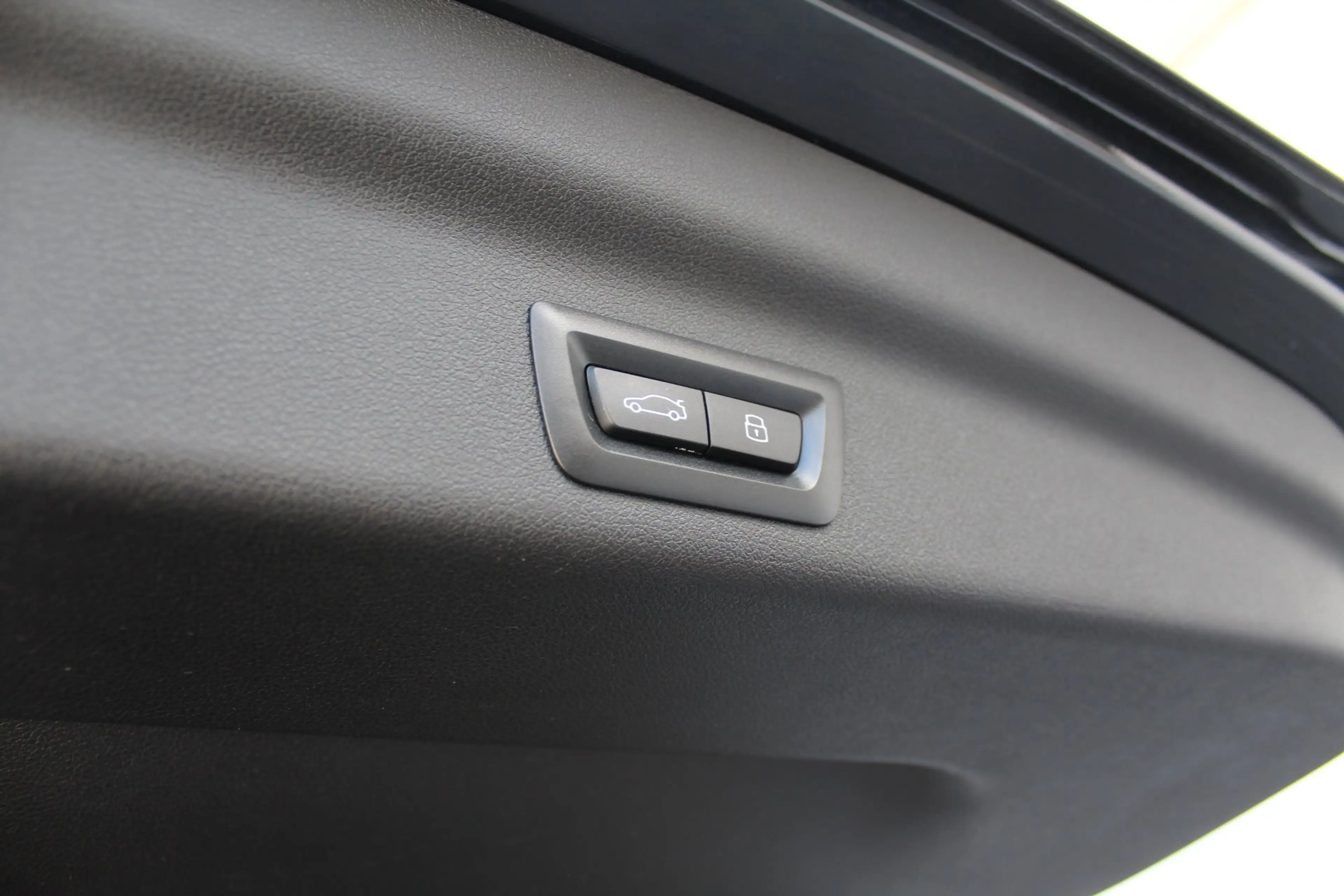 BMW iX1 xDrive30 — photo 12
