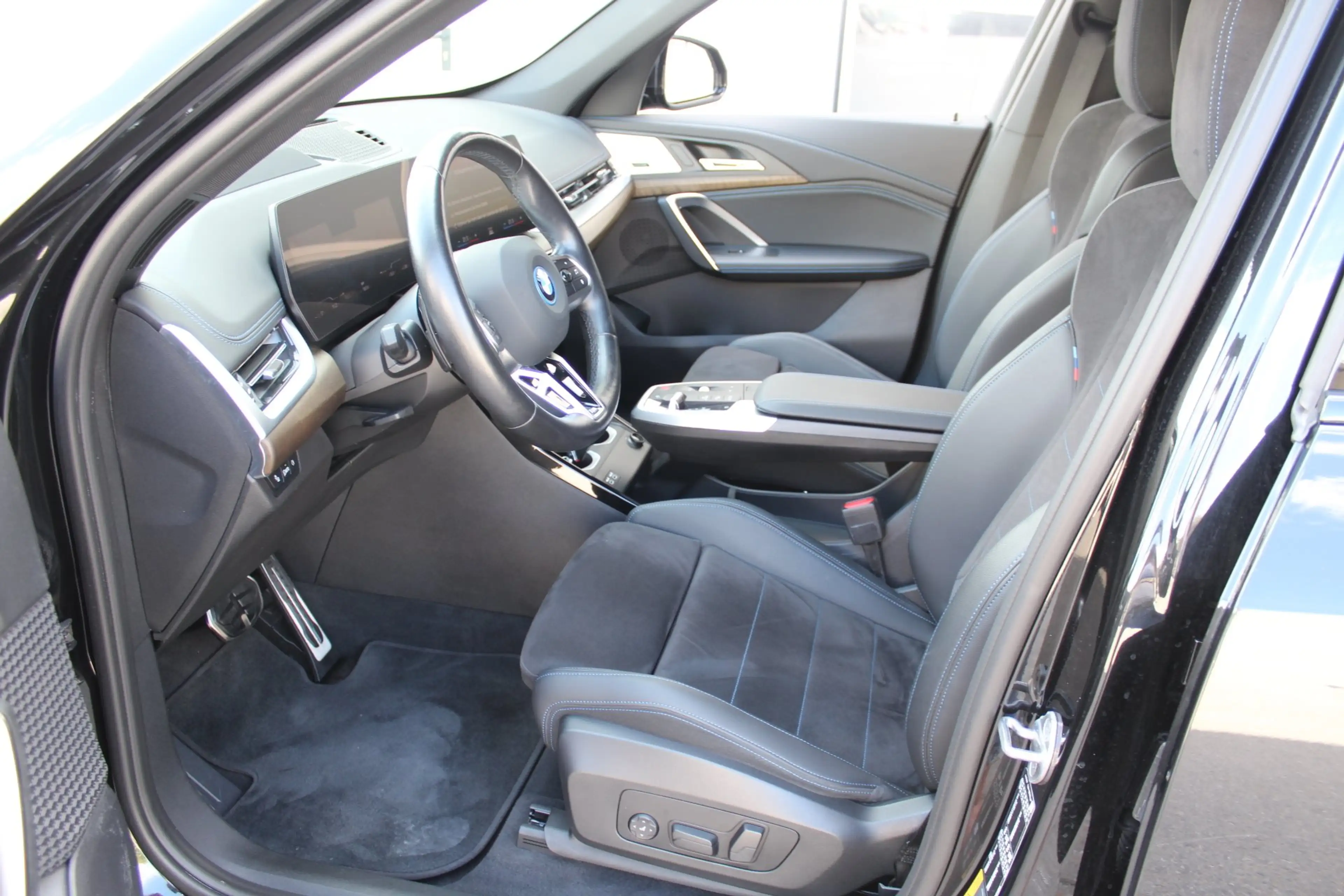 BMW iX1 xDrive30 — photo 14
