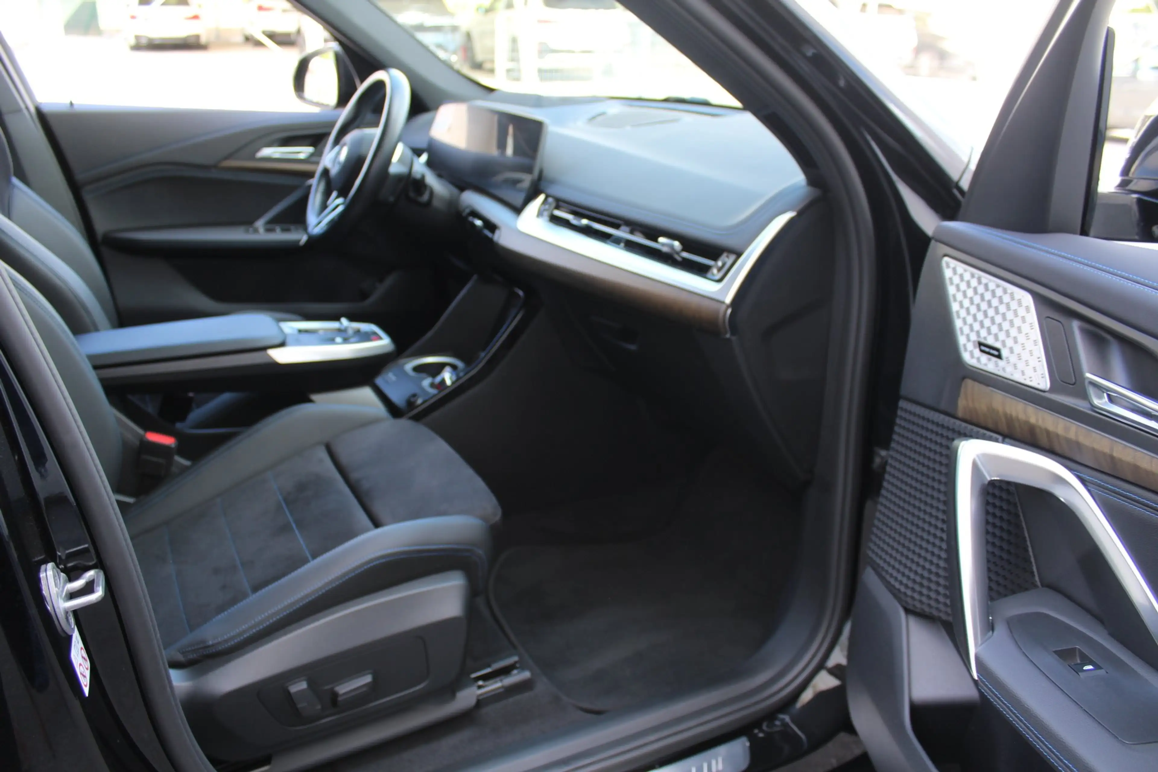 BMW iX1 xDrive30 — photo 9