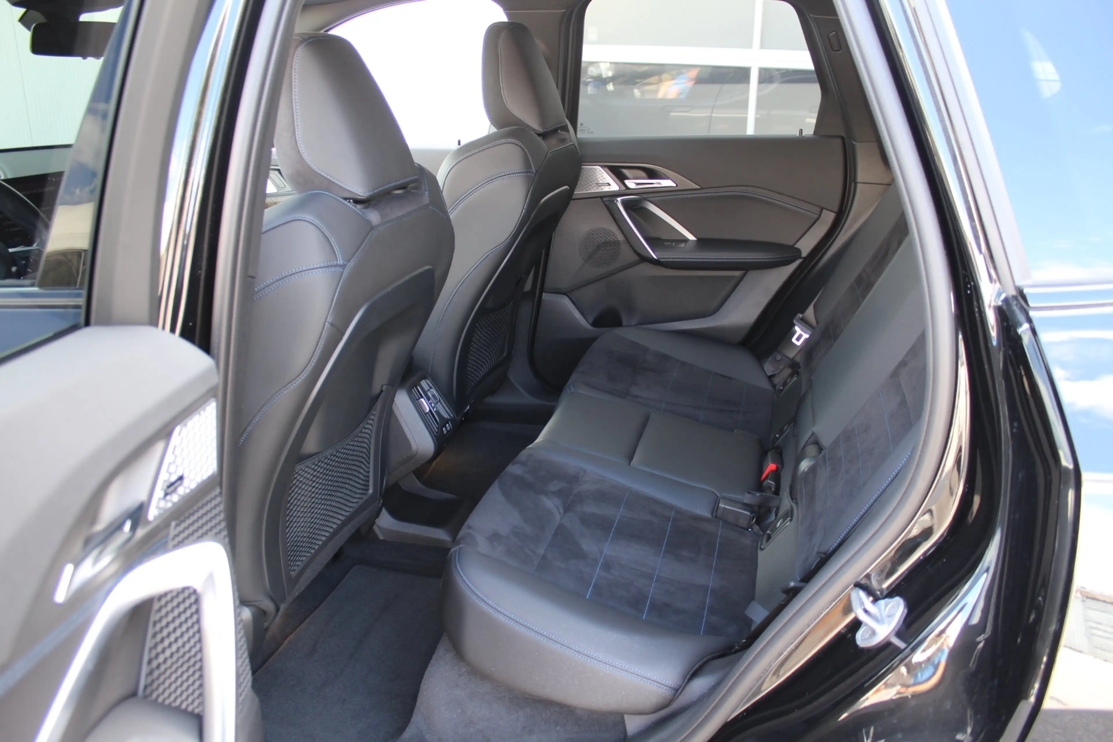 BMW iX1 xDrive30 — photo 13