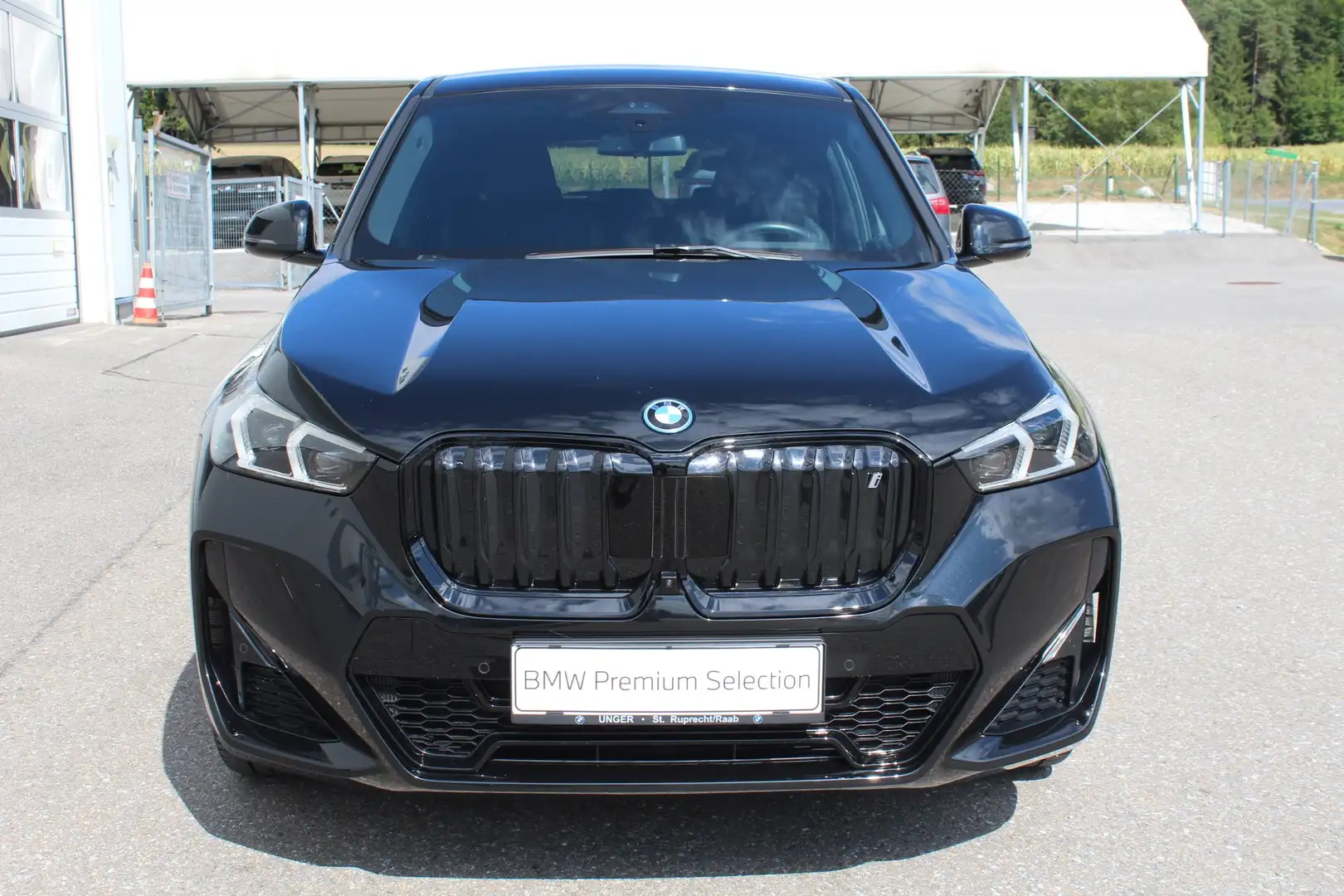 BMW iX1 xDrive30 Schwarz - 2