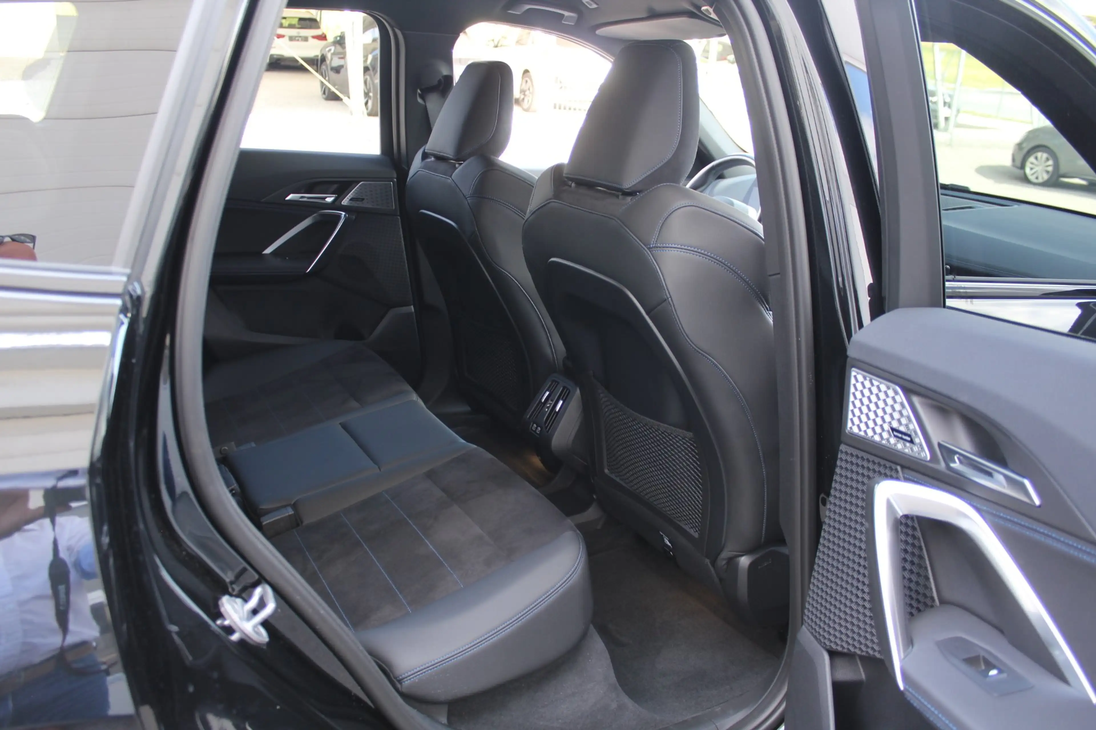 BMW iX1 xDrive30 — photo 10