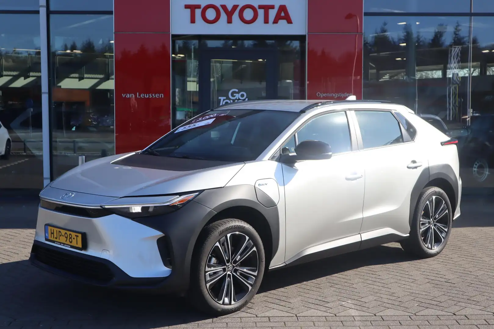 Toyota bZ4X 71KWH NIEUW VOORRAAD WARMTEPOMP 3-FASE 150 kW-LADE Grijs - 1