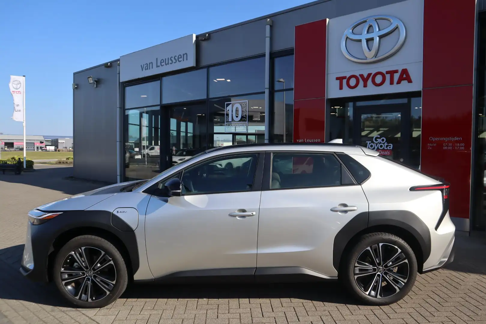 Toyota bZ4X 71KWH NIEUW VOORRAAD WARMTEPOMP 3-FASE 150 kW-LADE Grijs - 2