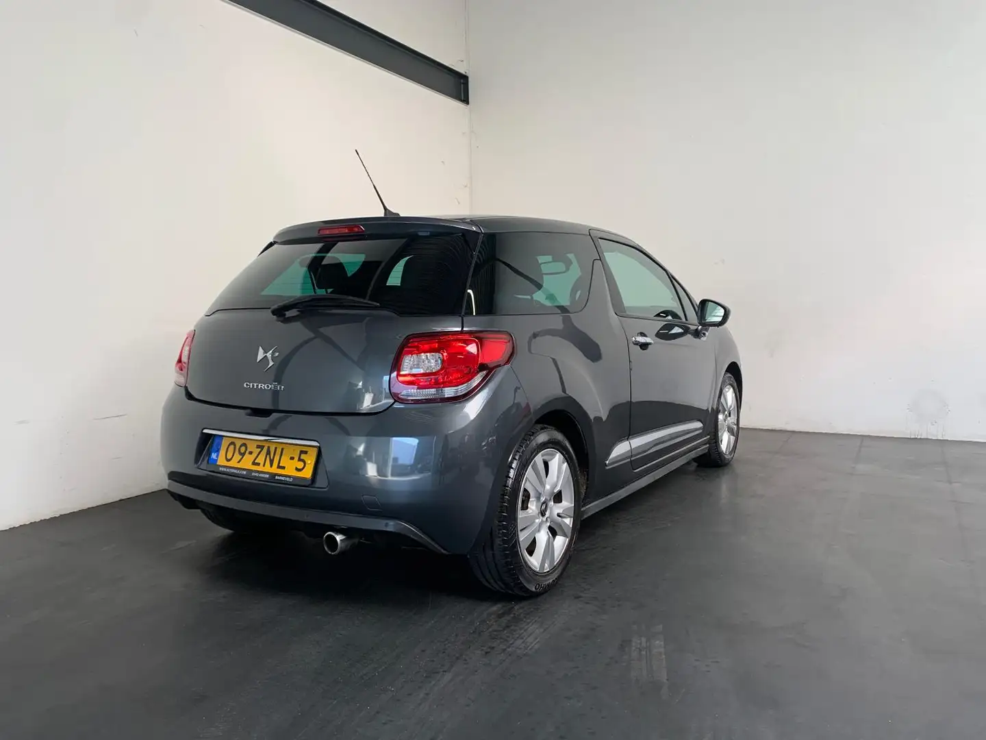 Citroen DS3 1.6 VTi So Chic. Automaat! Gris - 2