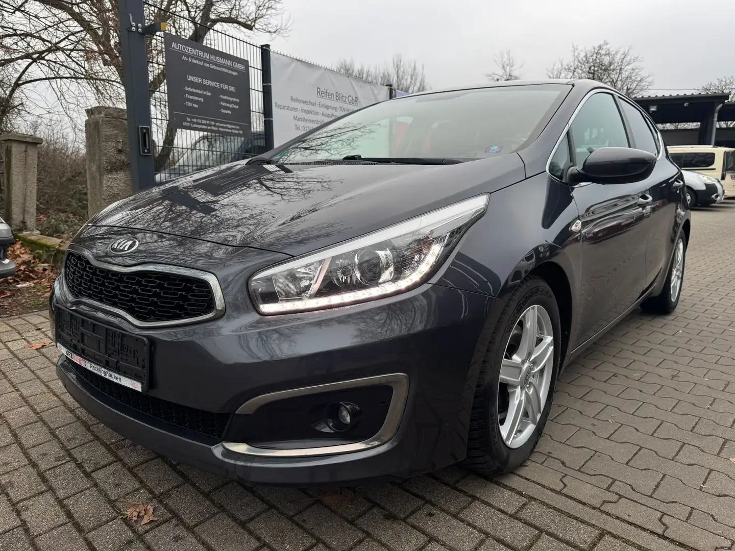 Kia Ceed / cee'd Kia CEED 1.6CRDI KLIMA NAVI KAMERA EU6 TÜV 3/27 Gris - 1