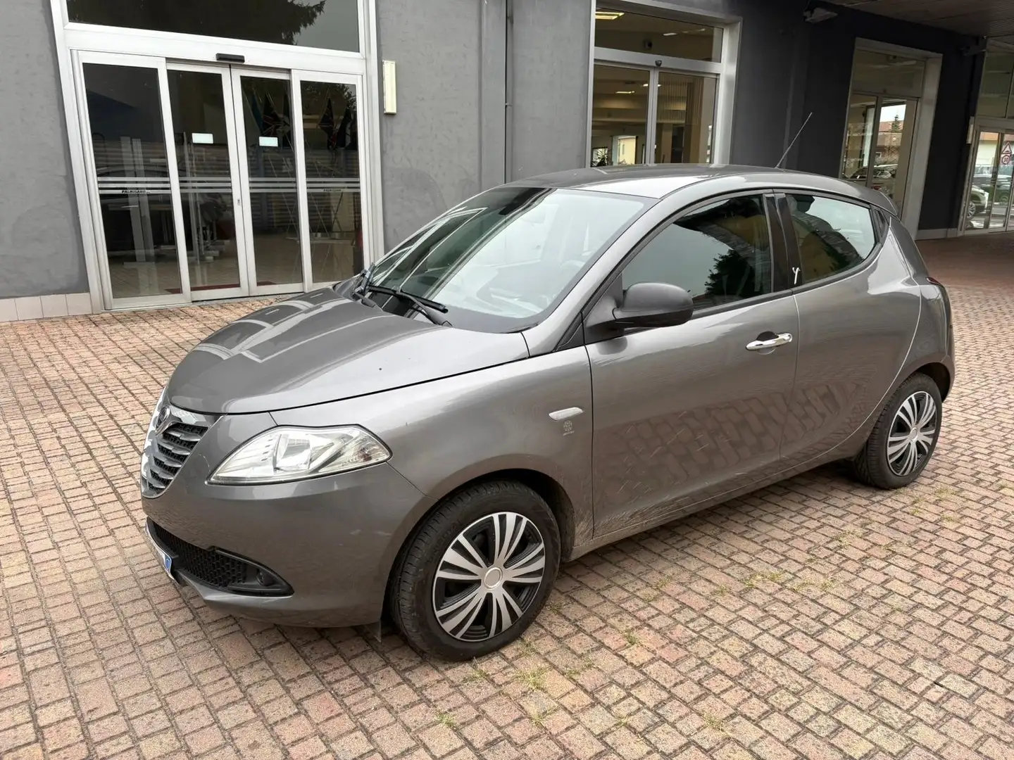 Lancia Ypsilon Ypsilon III 2016 1.2 Silver 69cv Gris - 1