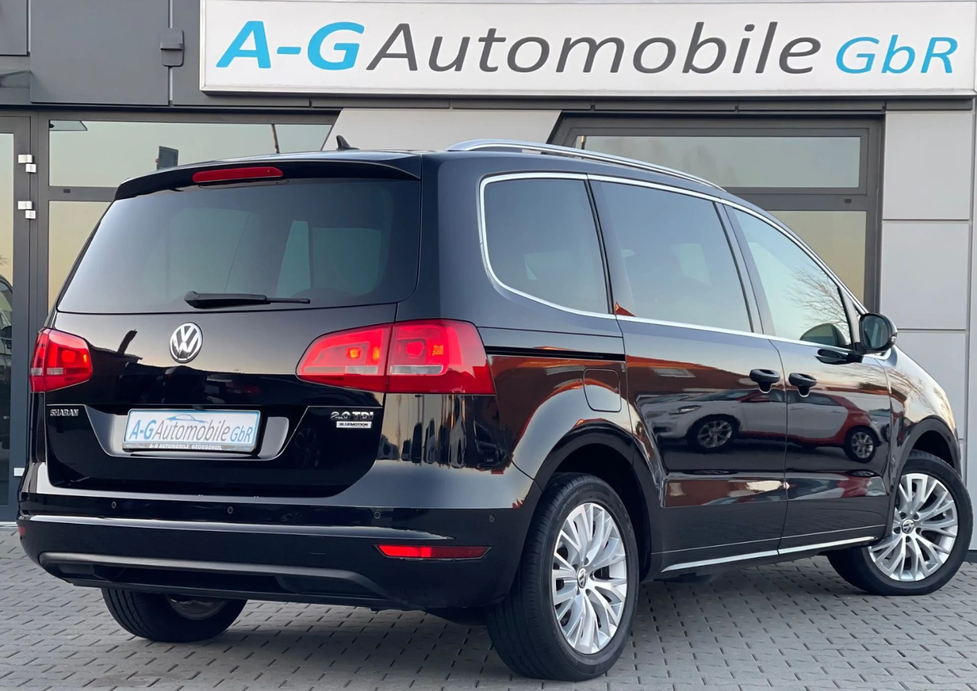 Volkswagen Sharan 2.0 TDI DSG Highline Panorama Dynaudio — photo 6