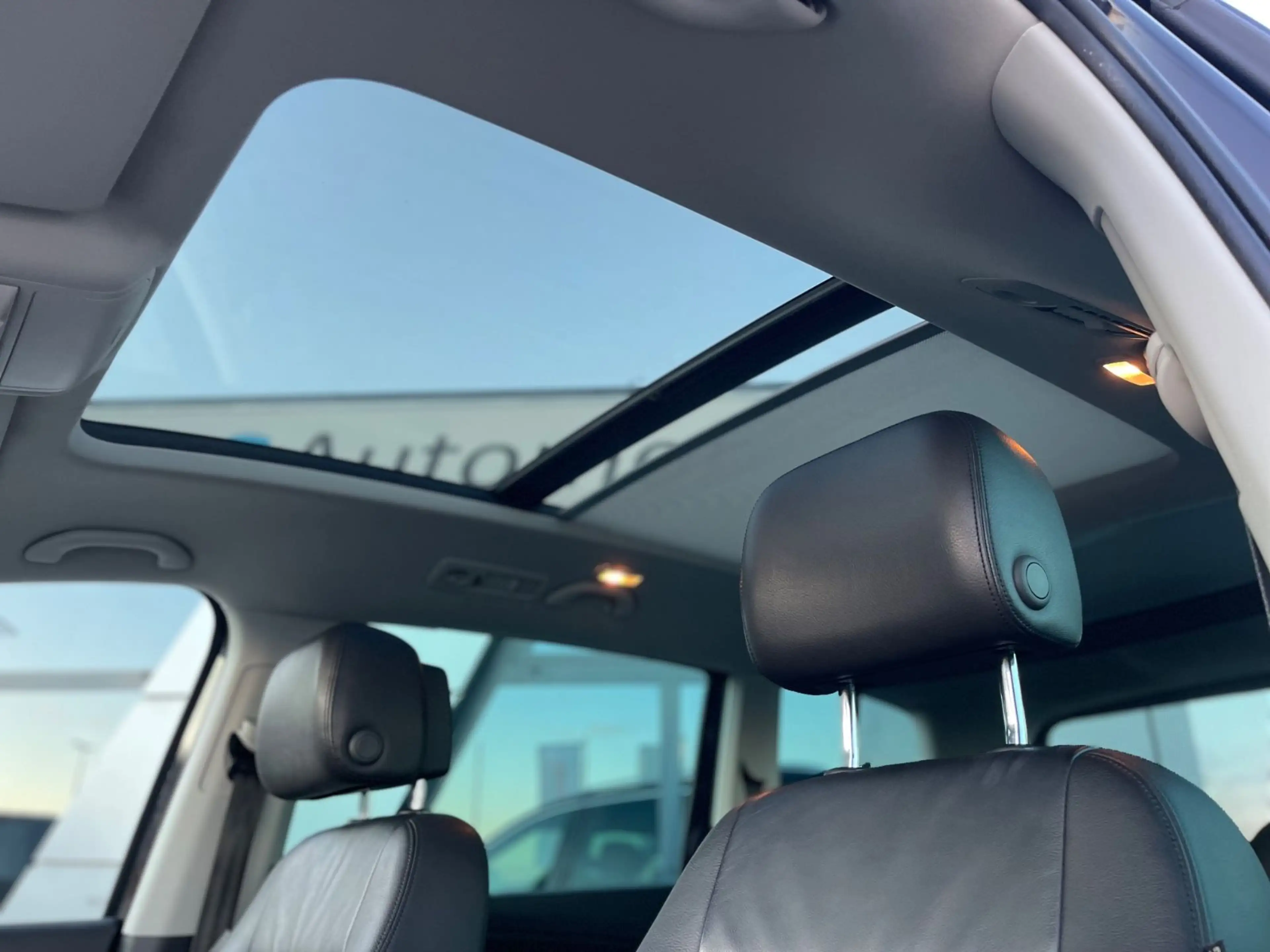 Volkswagen Sharan 2.0 TDI DSG Highline Panorama Dynaudio — photo 13