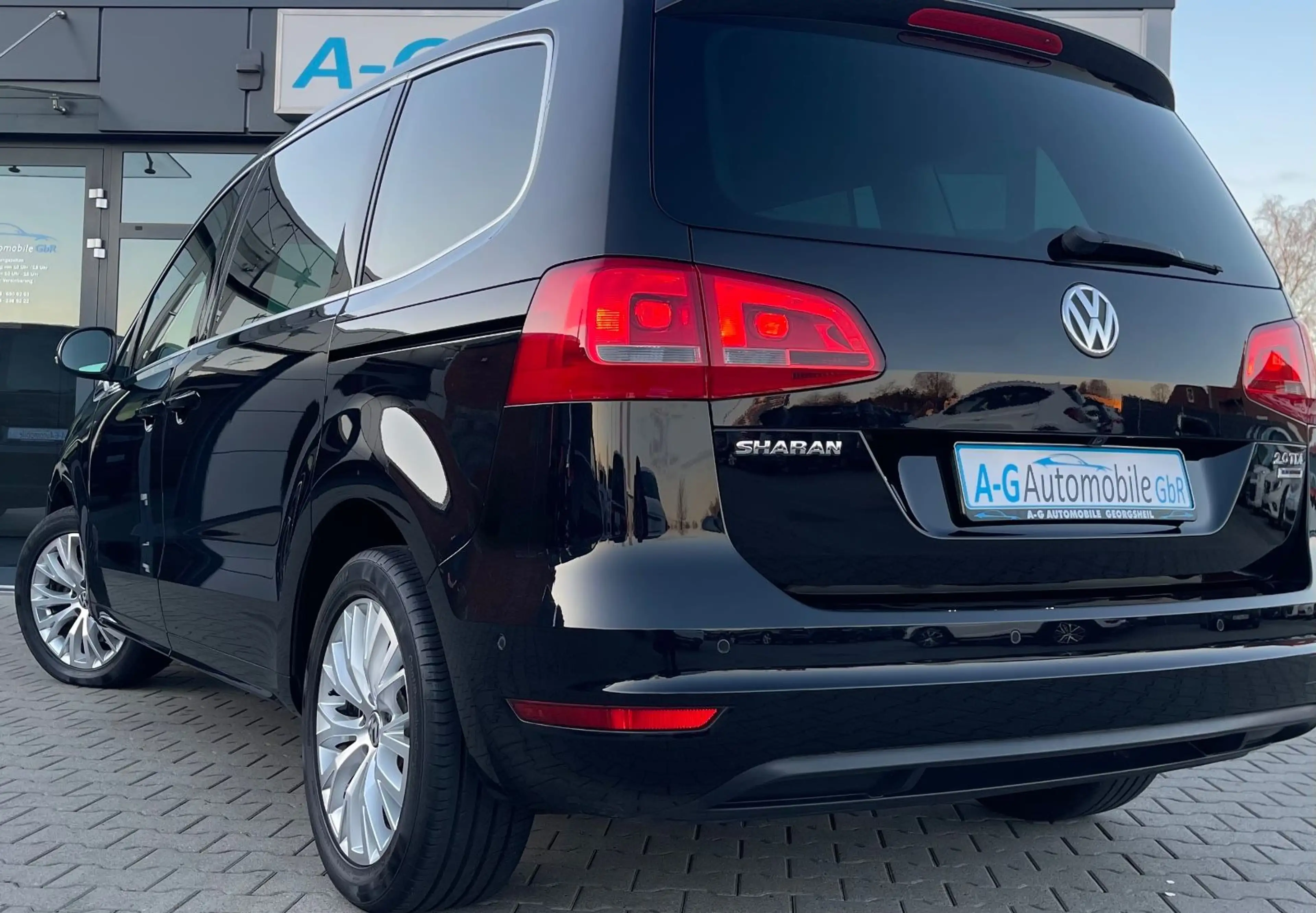 Volkswagen Sharan 2.0 TDI DSG Highline Panorama Dynaudio — photo 9